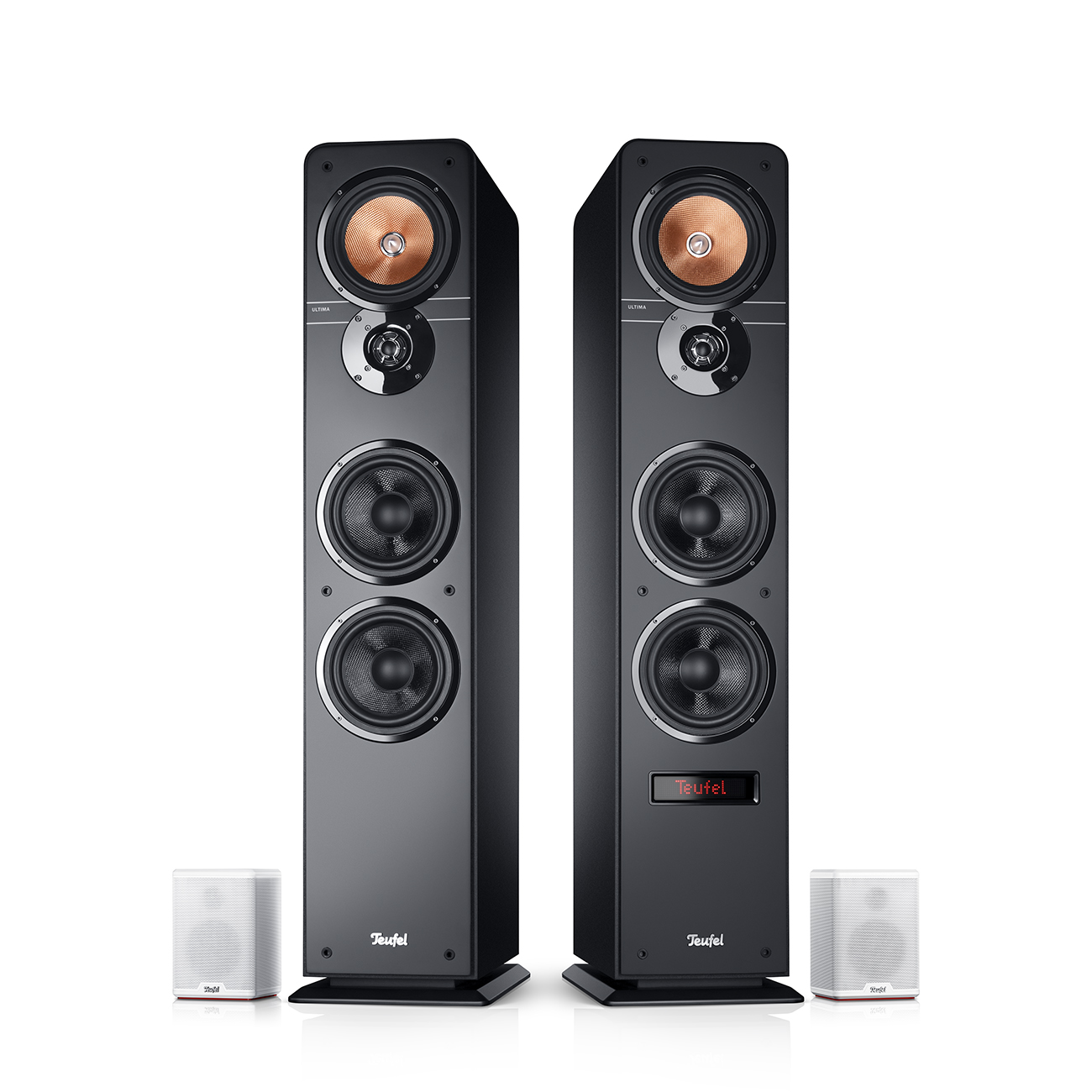 Zwei hohe schwarze Lautsprecher mit orangefarbenen und schwarzen Details, weiße Subwoofer.