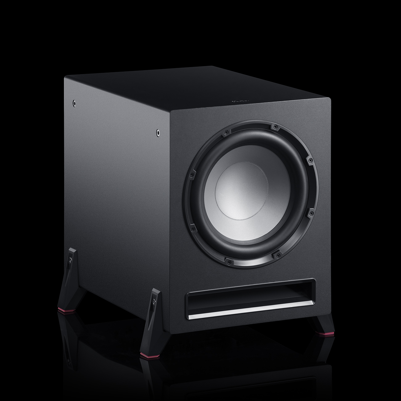 Ein schwarzer Subwoofer mit silbernem Lautsprecher und roten Füßen. Der Hintergrund ist schwarz.