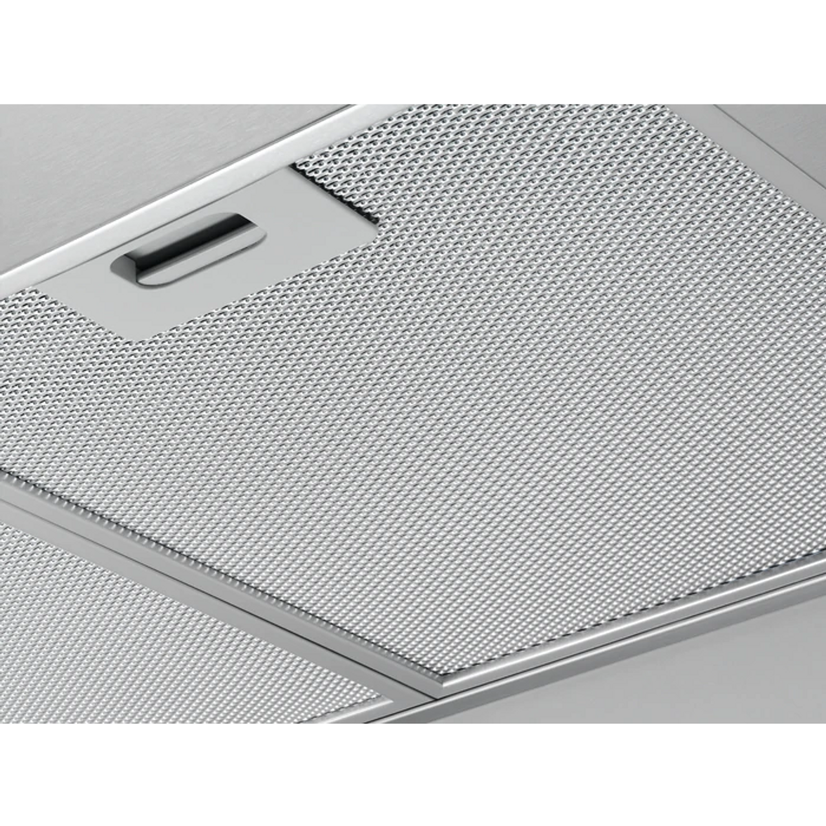 Primer plano de un filtro de malla metálica. Tiene forma rectangular y es gris metálico.