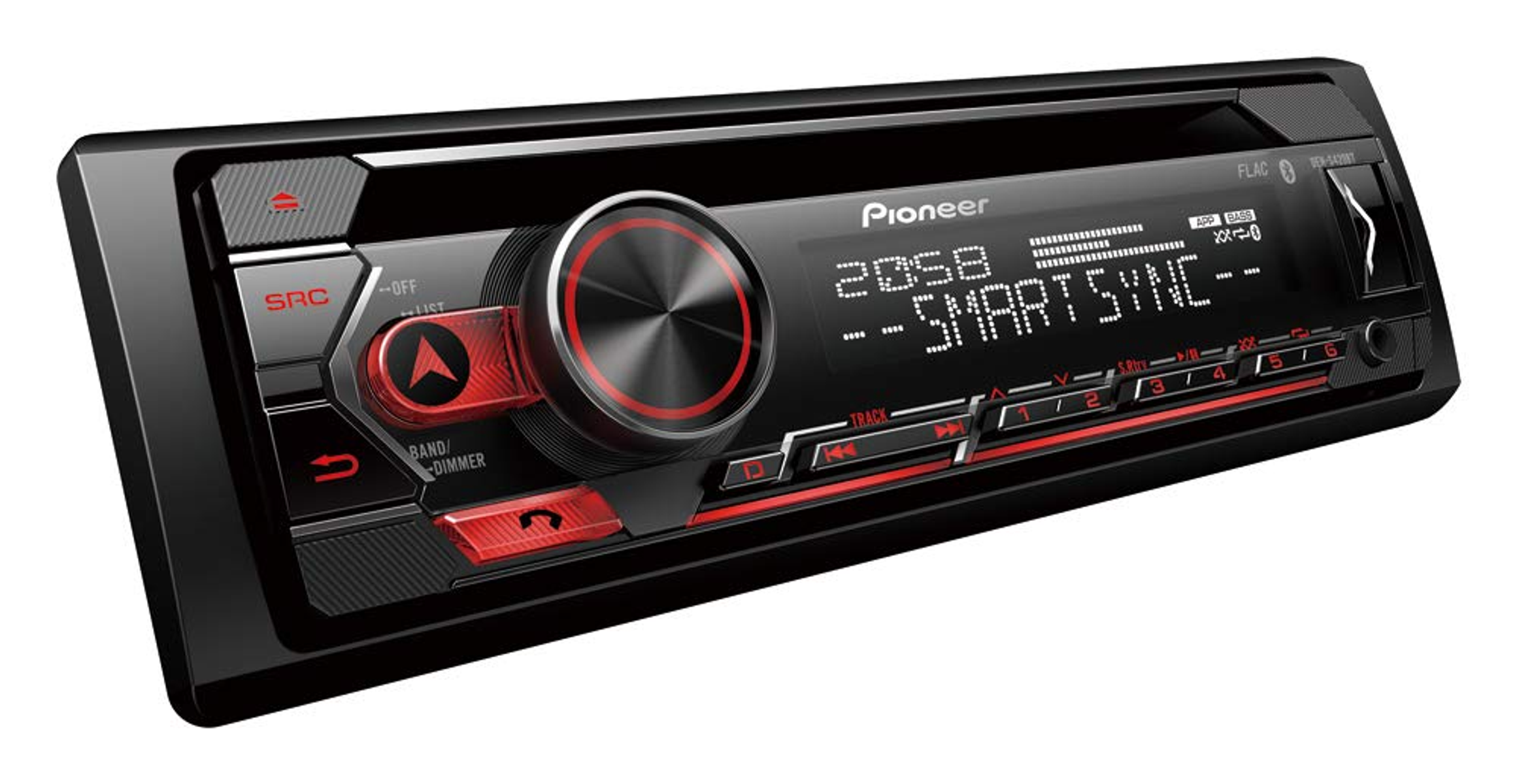 Radio de coche con botones negros y rojos, pantalla digital mostrando la hora y texto. Fondo blanco.