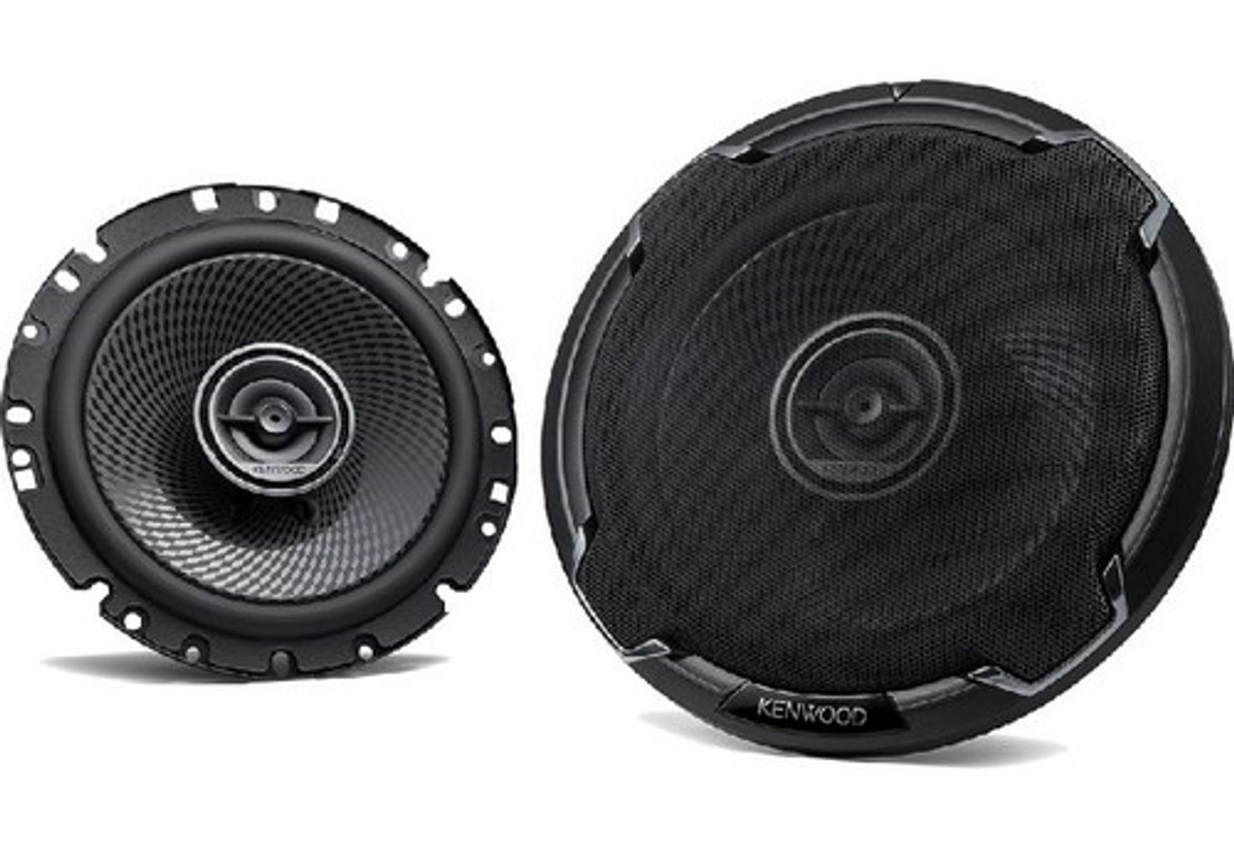 Due altoparlanti Kenwood neri uno accanto all'altro su sfondo bianco.