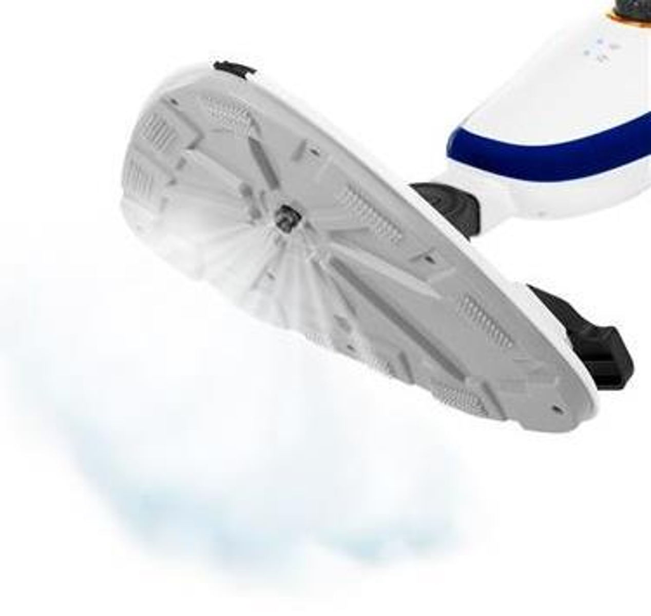 Zbliżenie głowicy mopa parowego uwalniającej parę, z białym i niebieskim uchwytem w tle.