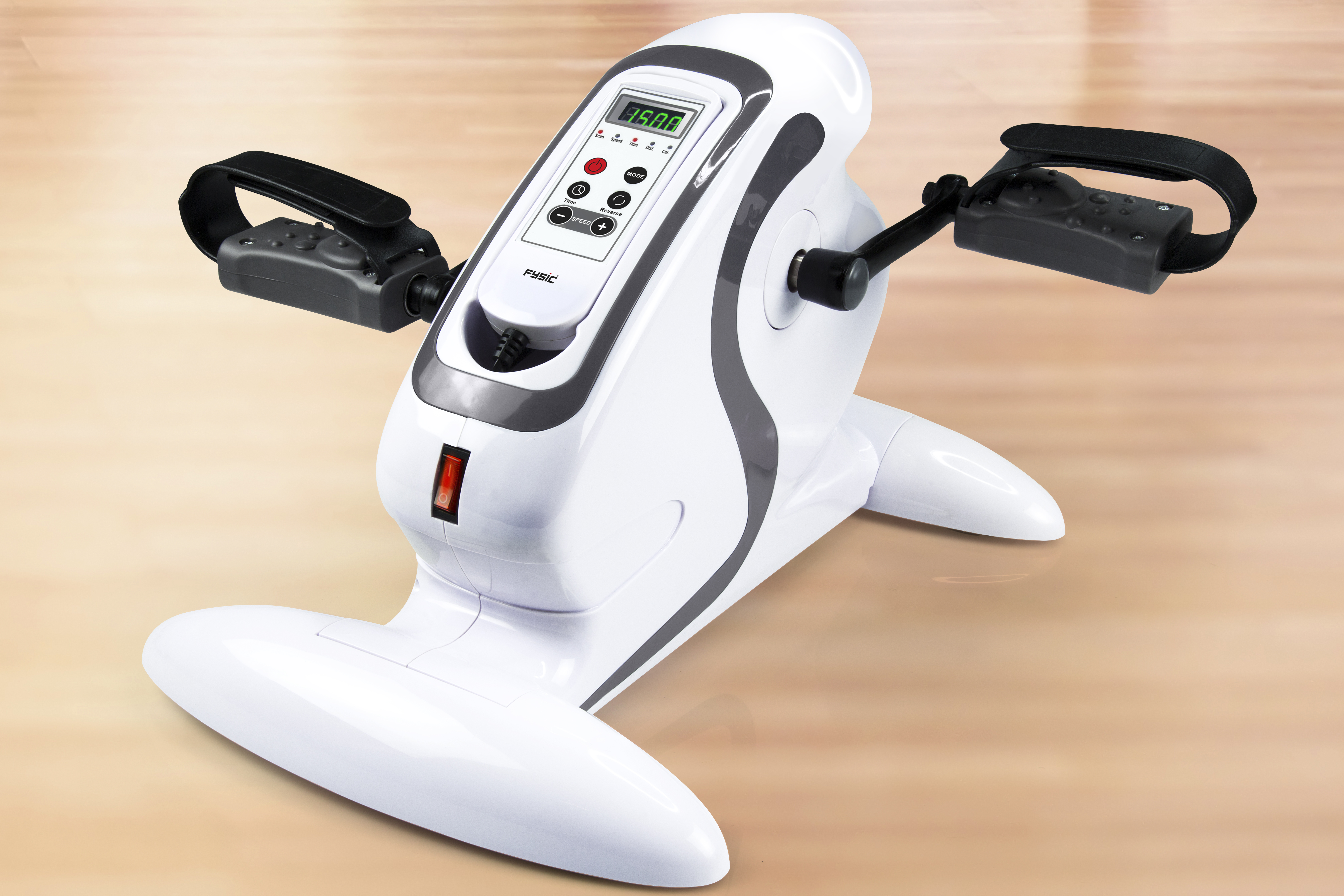 Witte en grijze hometrainer. Digitaal display. Zwarte handvatten en pedalen.