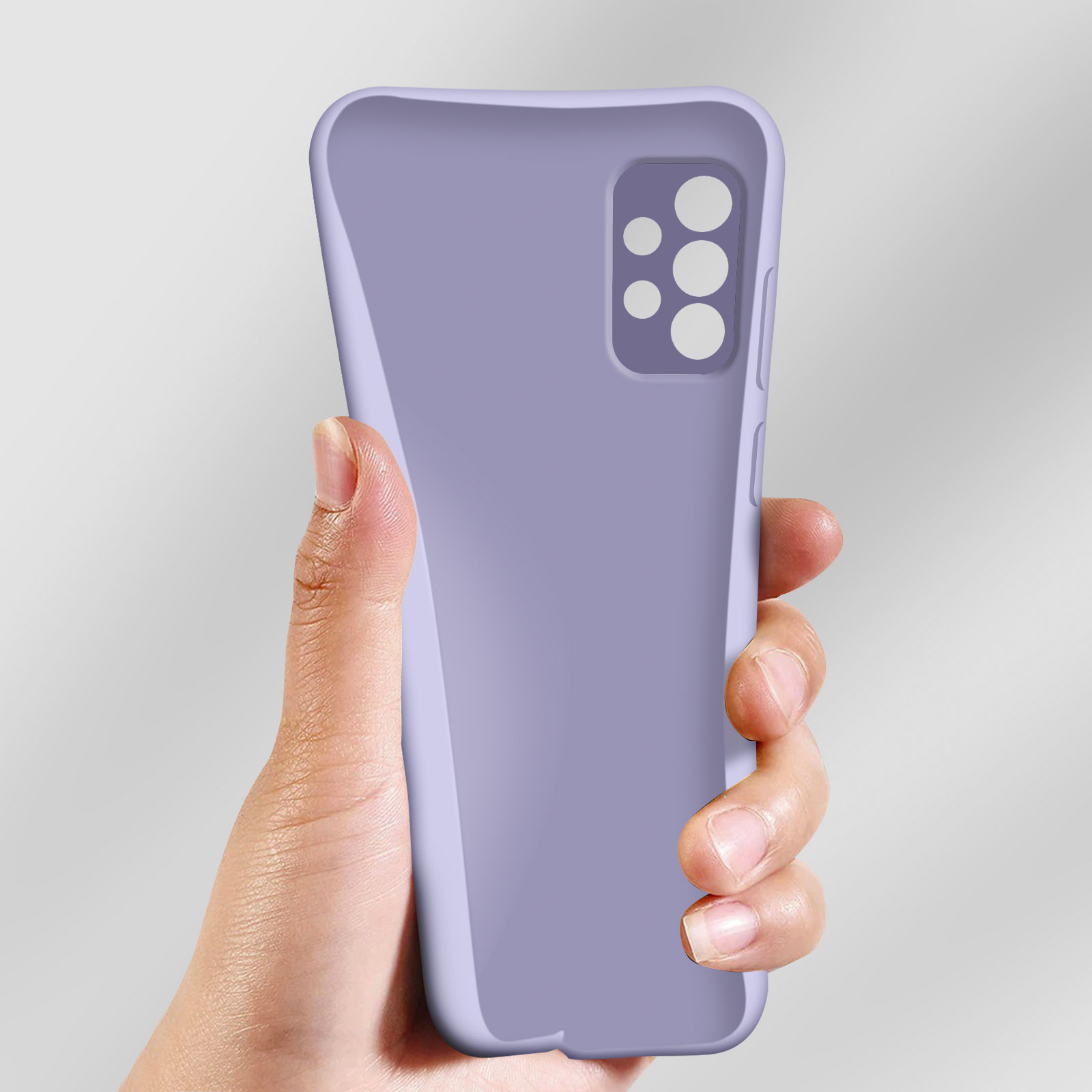 Die Hand einer Person, die eine hellviolette Handyhülle mit Kameraausschnitt und Knopflöchern hält.