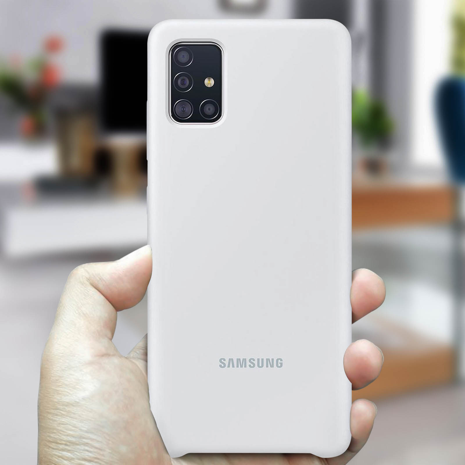Hand hält weiße Samsung-Handyhülle. Samsung-Logo sichtbar. Verschwommener Hintergrund.