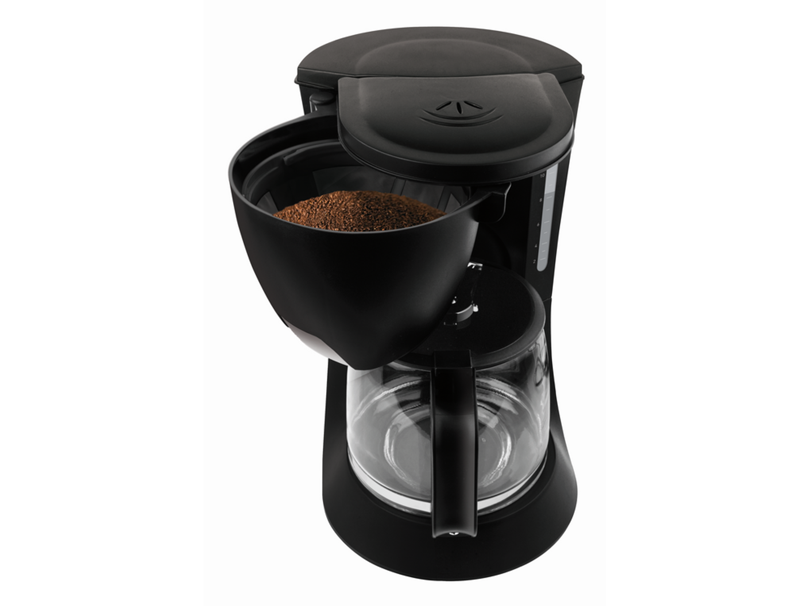 Cafetera negra con jarra de vidrio. El filtro contiene café molido marrón.