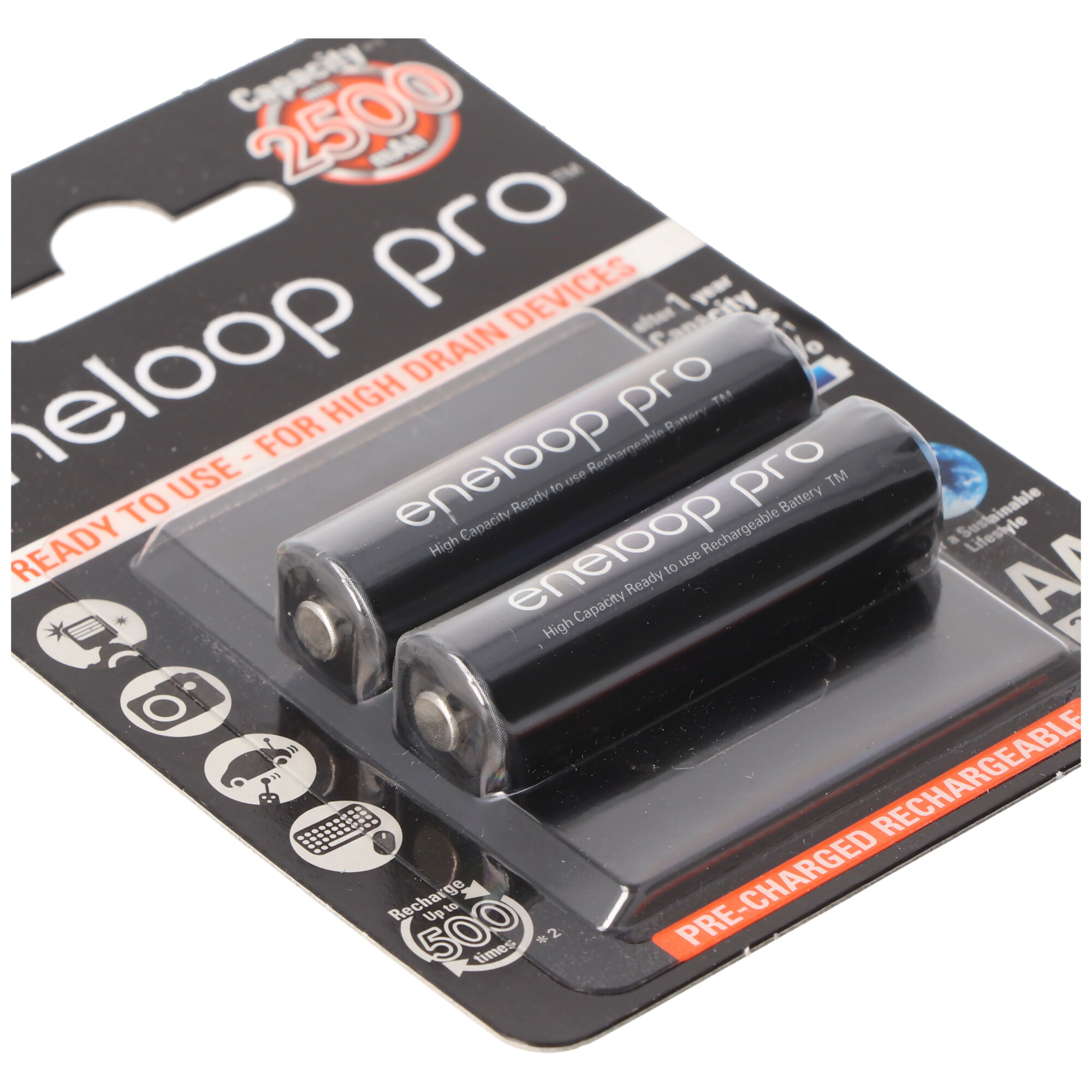 Zwei schwarze eneloop pro Batterien in einer Blisterpackung mit Text und Symbolen auf weißem Grund.