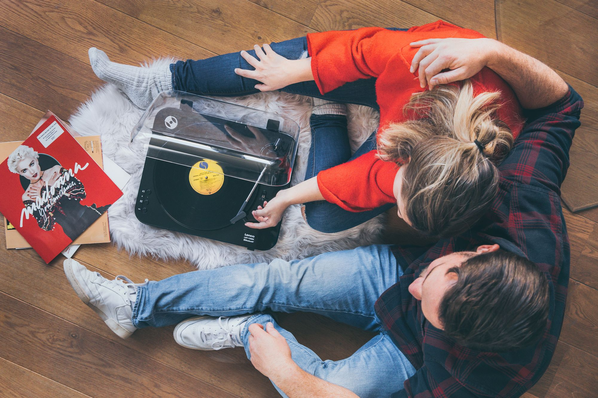 Para słucha płyt winylowych na gramofonie, widok z góry.