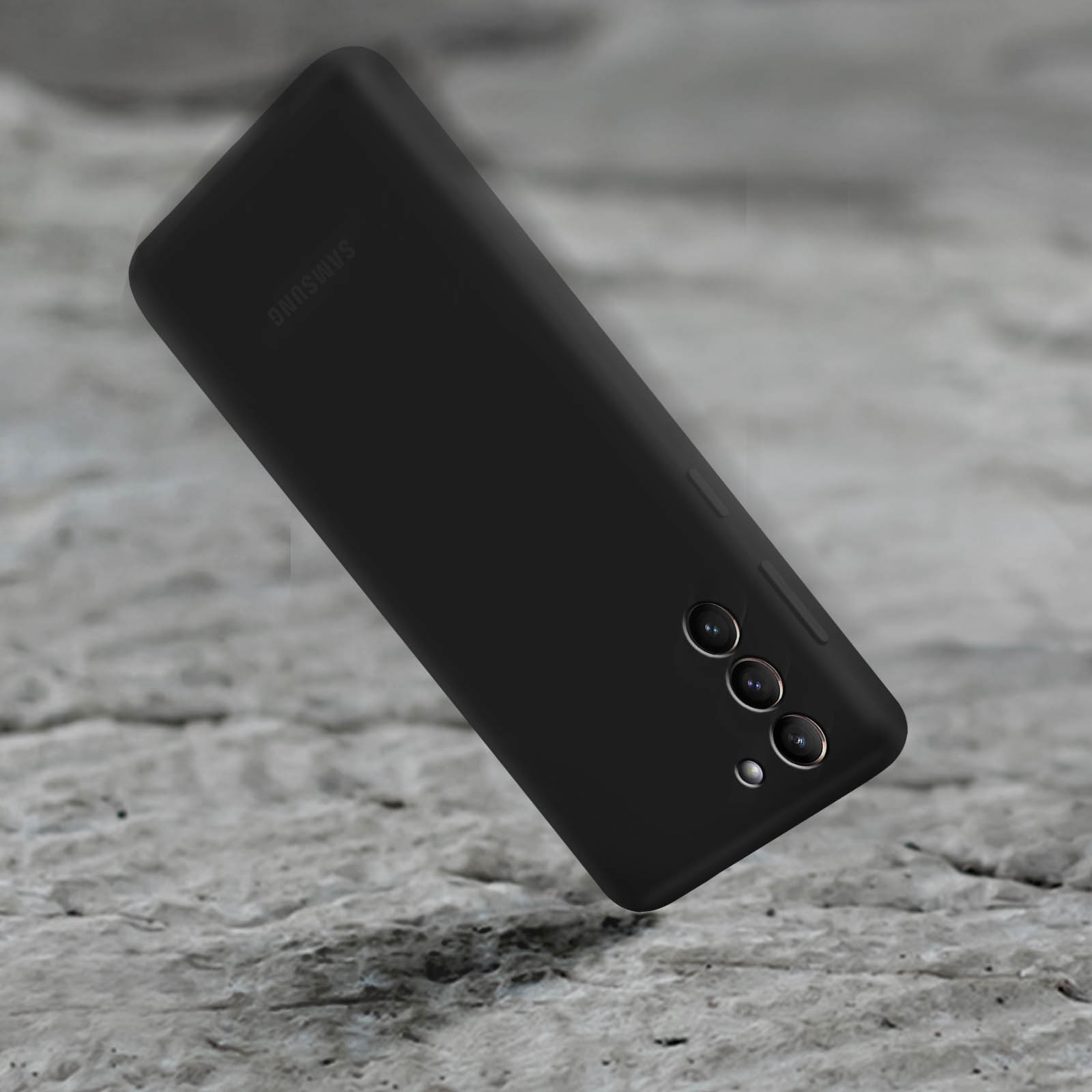 Funda de teléfono negra sobre una superficie gris rugosa. Logotipo de Samsung visible.