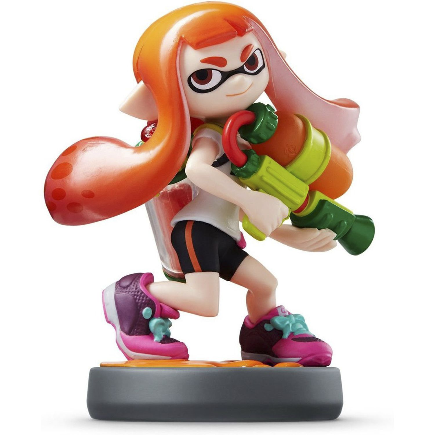 Eine Inkling-Figur aus Splatoon mit orangefarbenen Haaren und grüner Waffe.