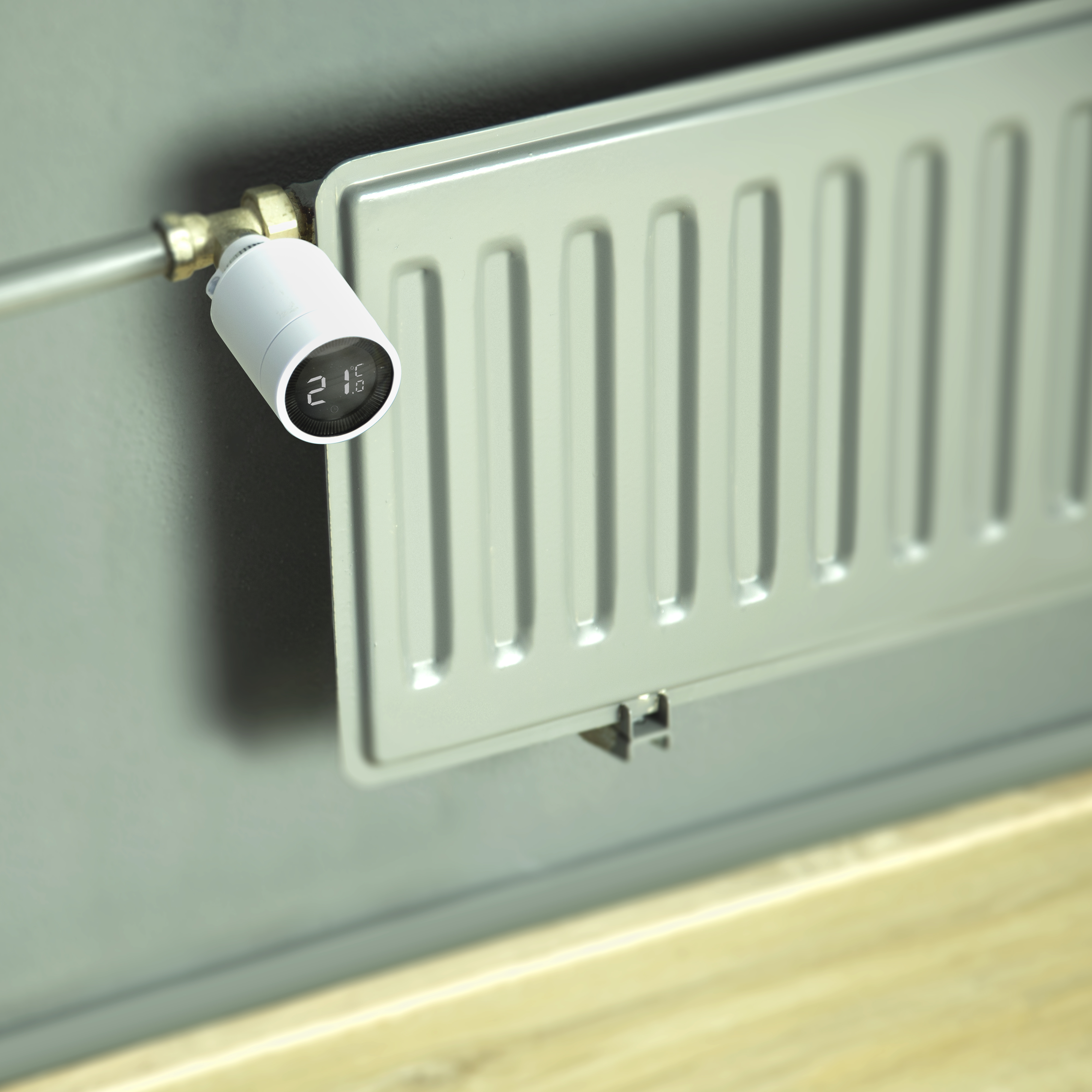 Ein intelligentes Thermostat an einem Heizkörper, das die eingestellte Temperatur anzeigt.