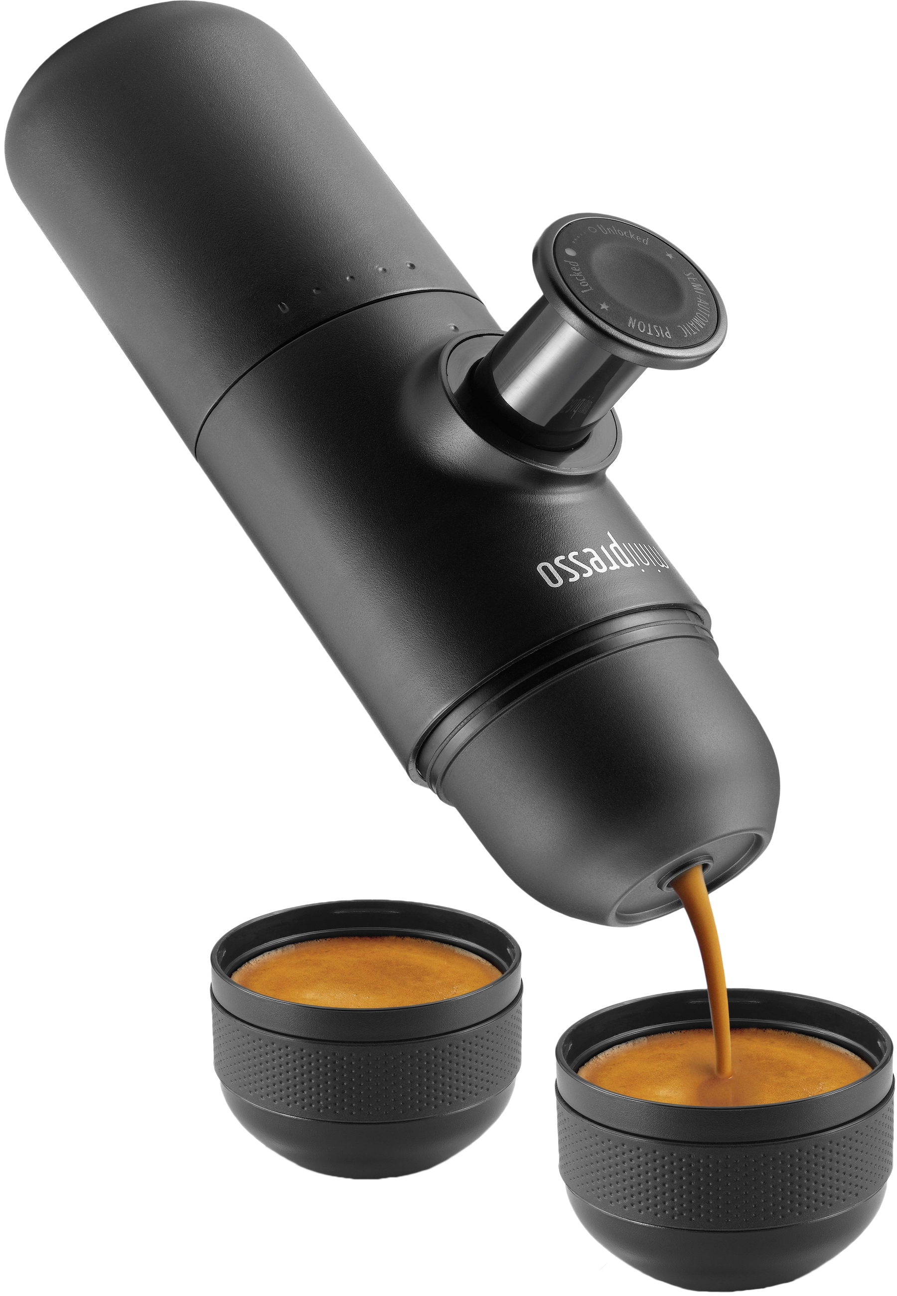 Schwarzer tragbarer Espressokocher, der Espresso in zwei schwarze Tassen gießt.