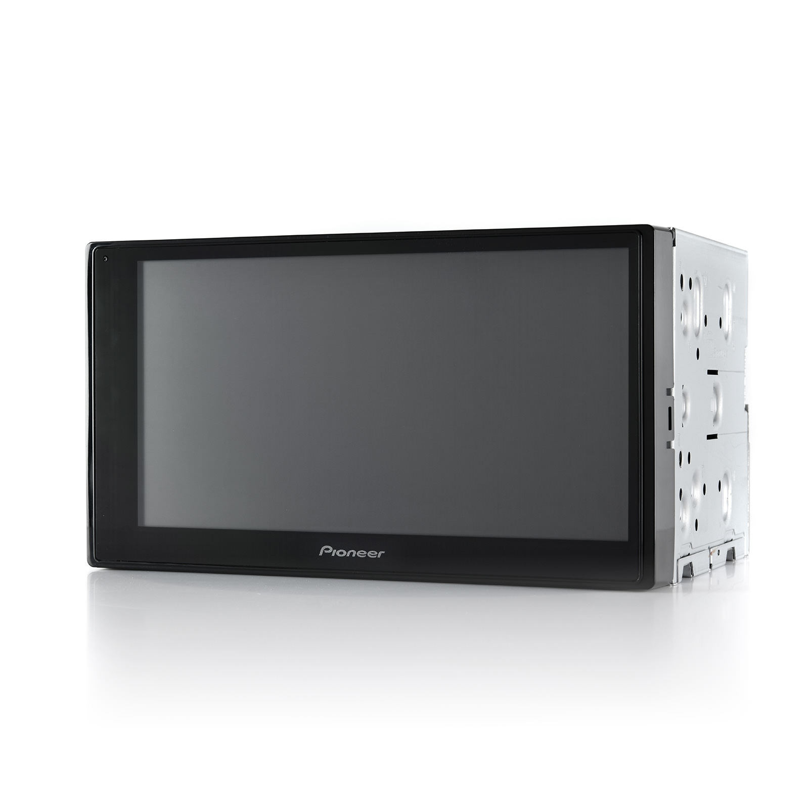 Un estéreo de coche Pioneer negro con pantalla, aislado en blanco.
