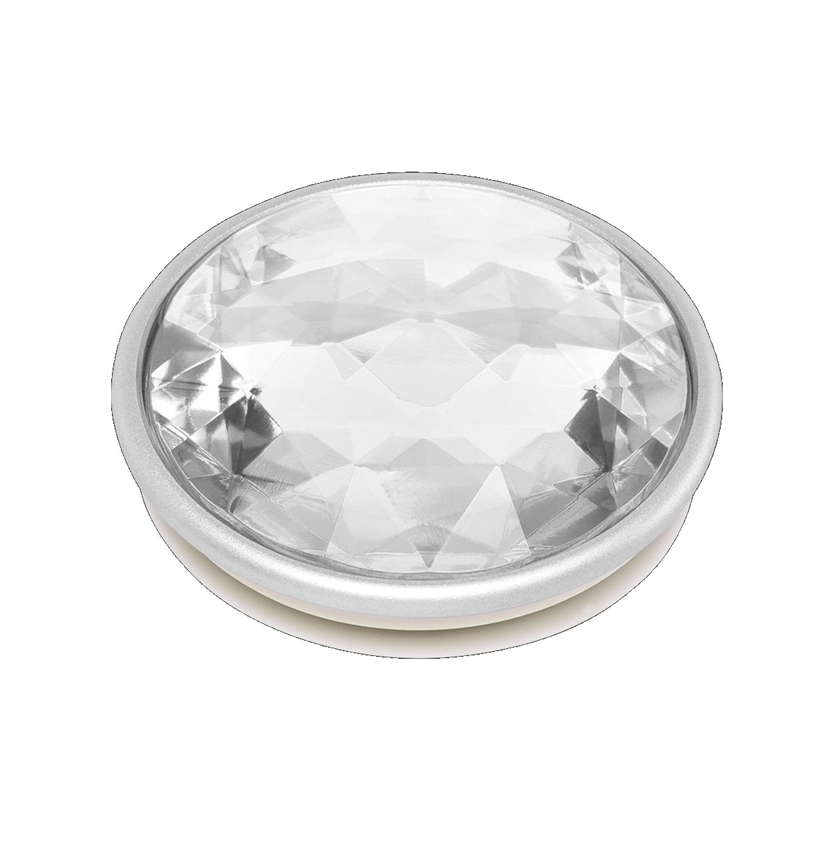 Una gema transparente facetada engastada en un bisel plateado, sobre una base blanca, sobre fondo blanco.