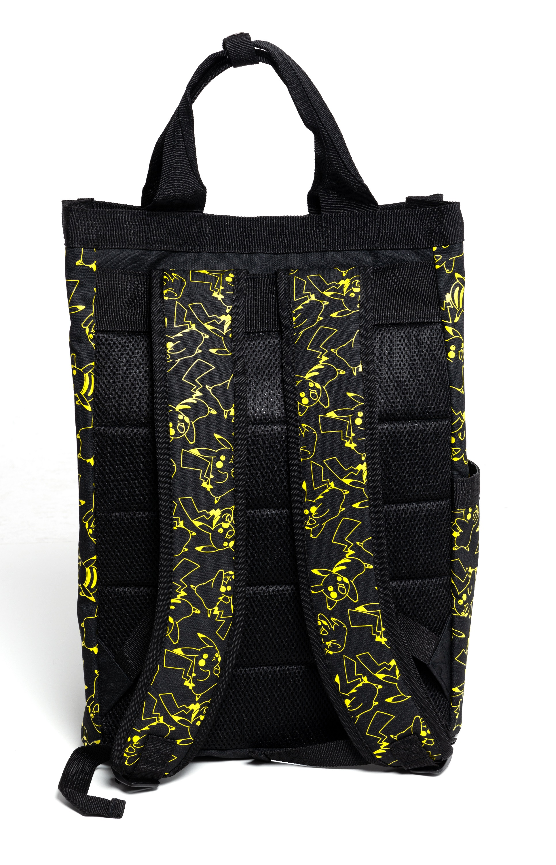 Schwarzer Rucksack mit Pikachu-Design, gelbem Pikachu-Umriss und gepolstertem Rücken und Trägern, auf Weiß.