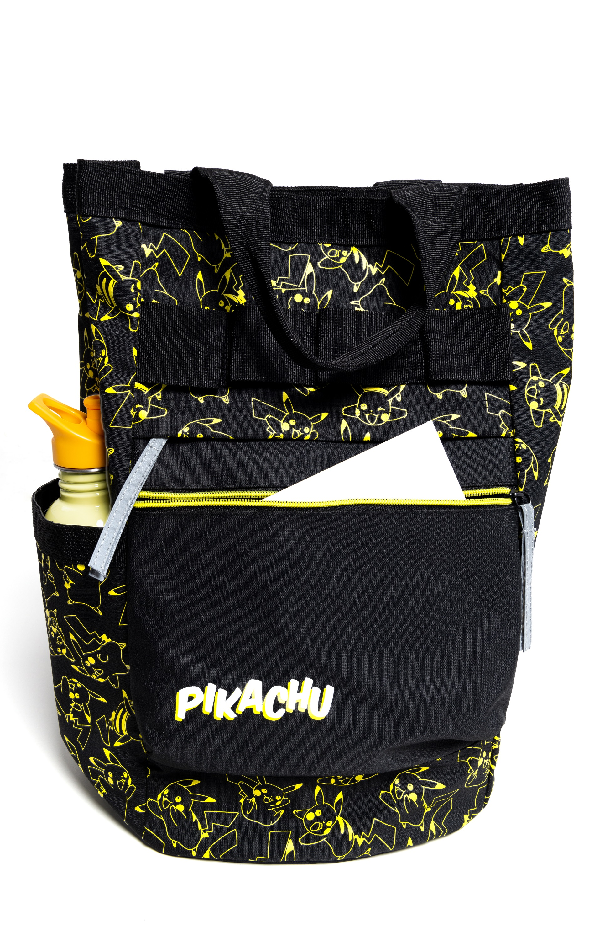 Schwarzer Pikachu-Rucksack mit gelben Pikachu-Designs. Eine gelbe Wasserflasche und ein weißes Papier sind in der Seitentasche.