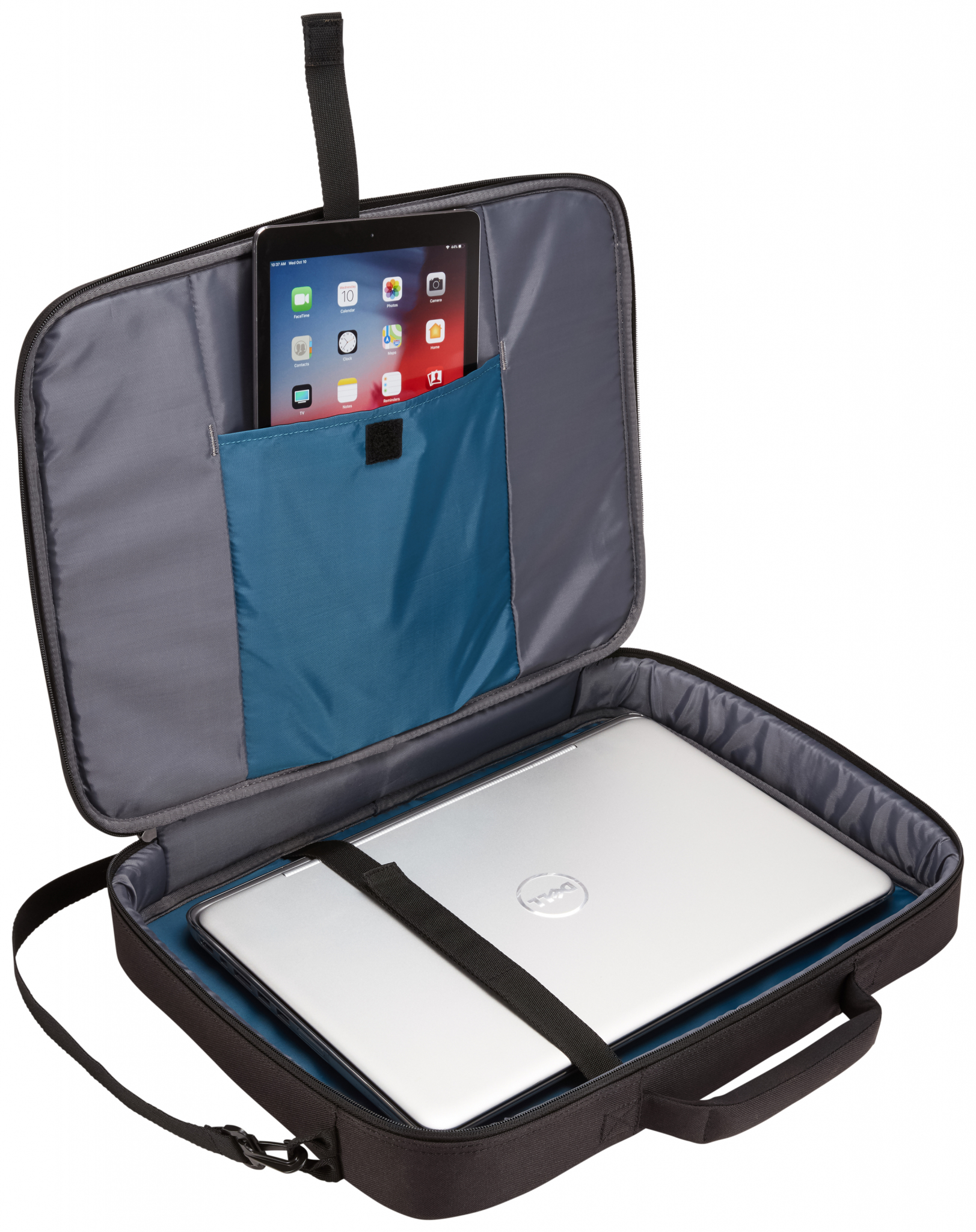 Een open zwarte laptoptas met een laptop en een tablet erin, op een witte achtergrond.