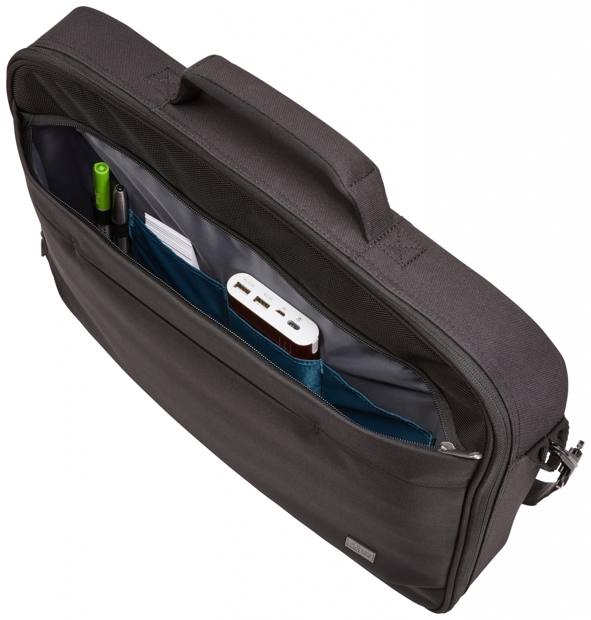 Zwarte open aktetas met items erin: een groene pen, een witte powerbank en documenten.