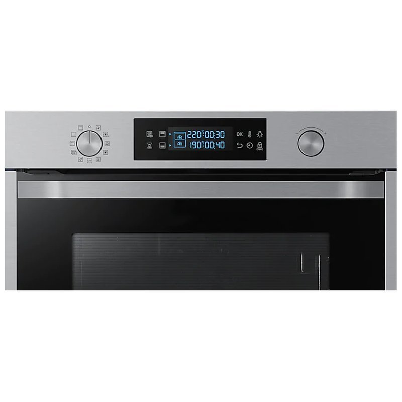 Display del forno, con ora, temperatura e impostazioni visibili. Design argento e nero.