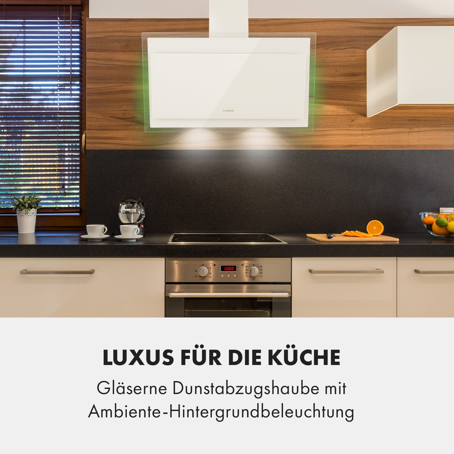 Campana extractora blanca sobre una encimera. Iluminación ambiental verde. Encimera y armarios oscuros.