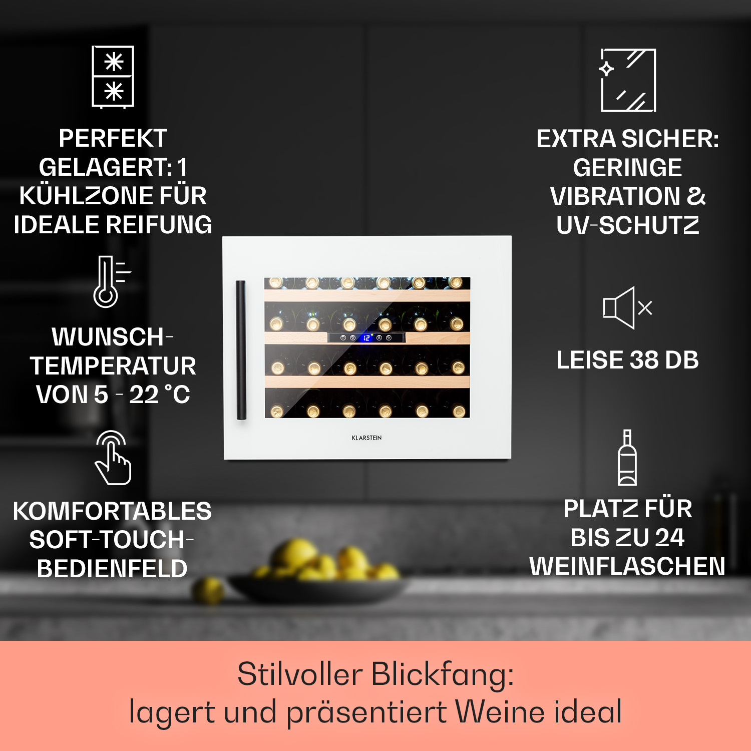 Ein weißer Weinkühler mit Textbeschriftungen und Weinflaschen im Inneren. Schwarze Schüssel mit Zitronen.