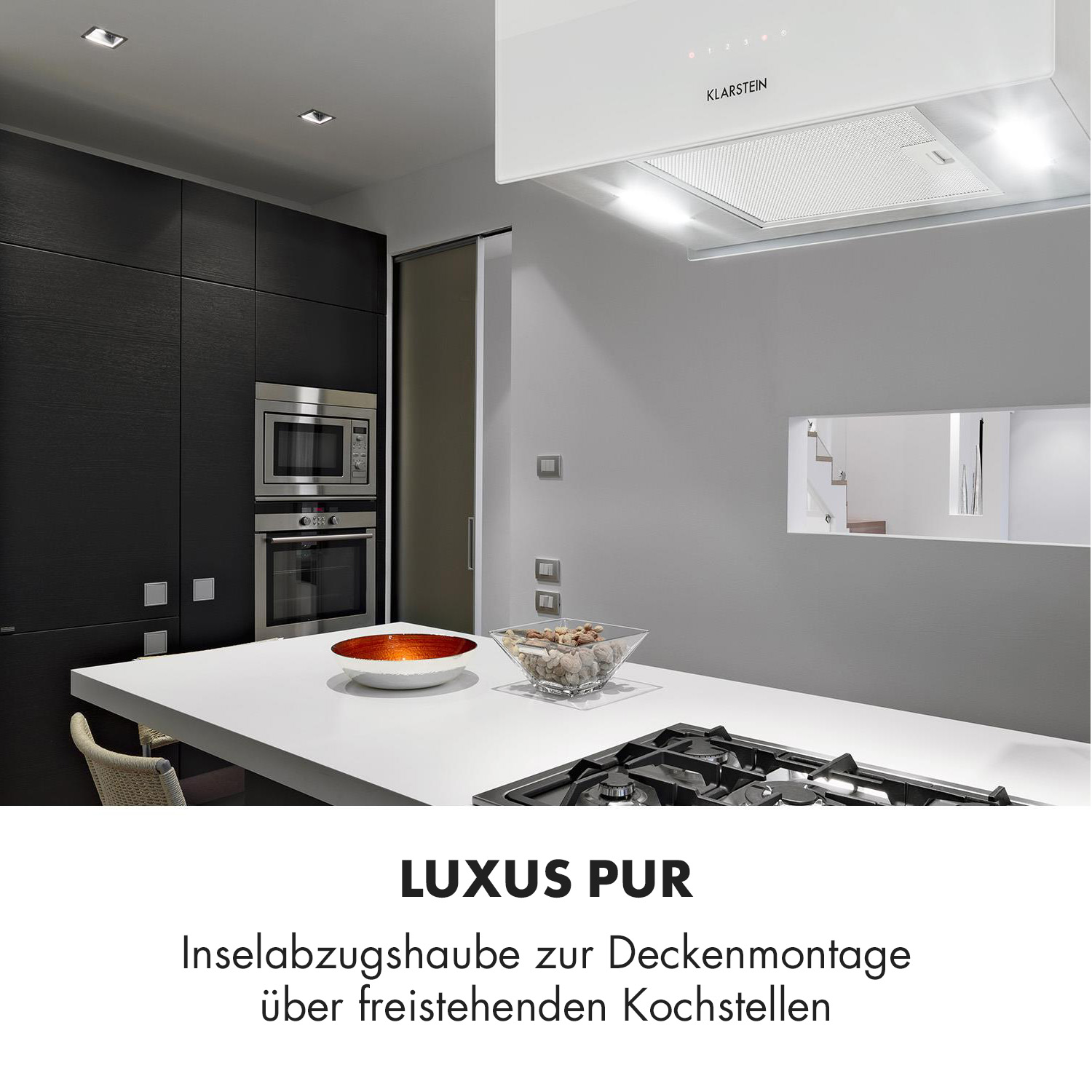 Moderne weiße Küche mit Dunstabzugshaube, Mikrowelle und Kochinsel.