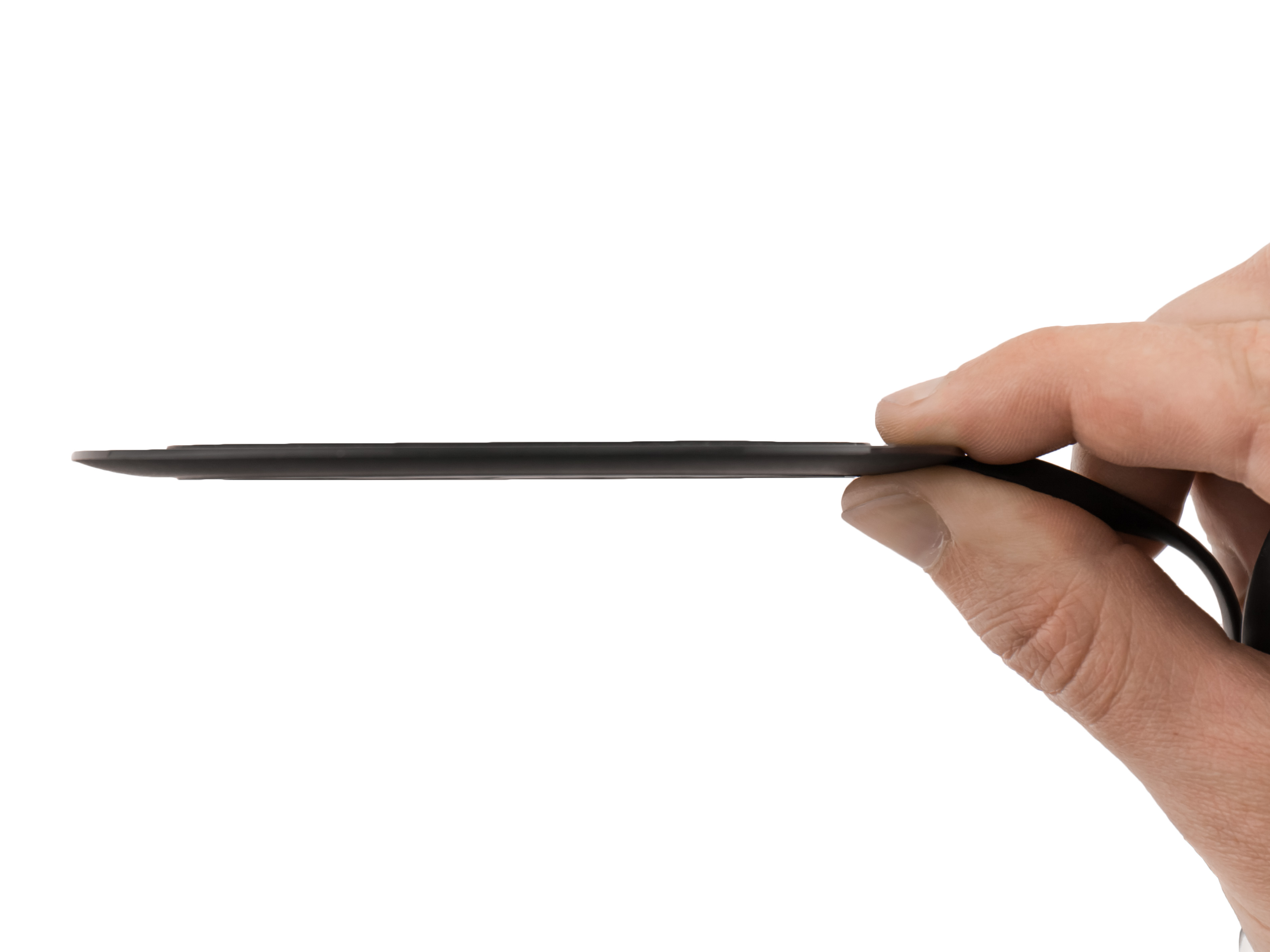 Eine Hand, die eine dünne, schwarze, rechteckige Karte vor weißem Hintergrund hält.