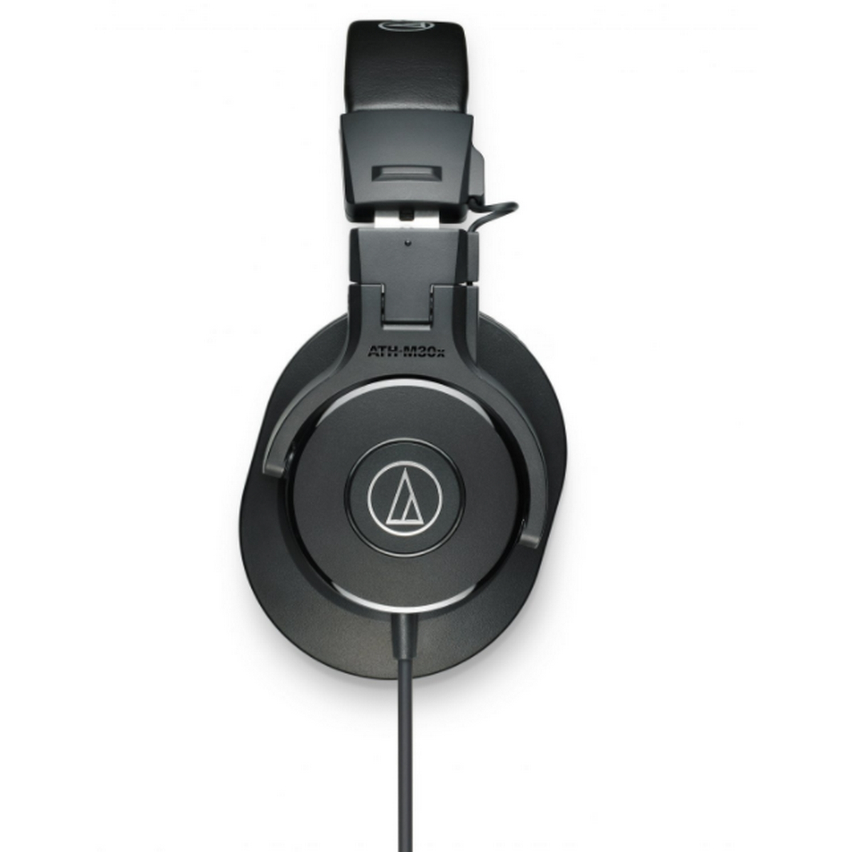 Schwarzer Audio-Technica ATH-M30x Kopfhörer. Die Kopfhörer sind zentriert und schauen in die Kamera.
