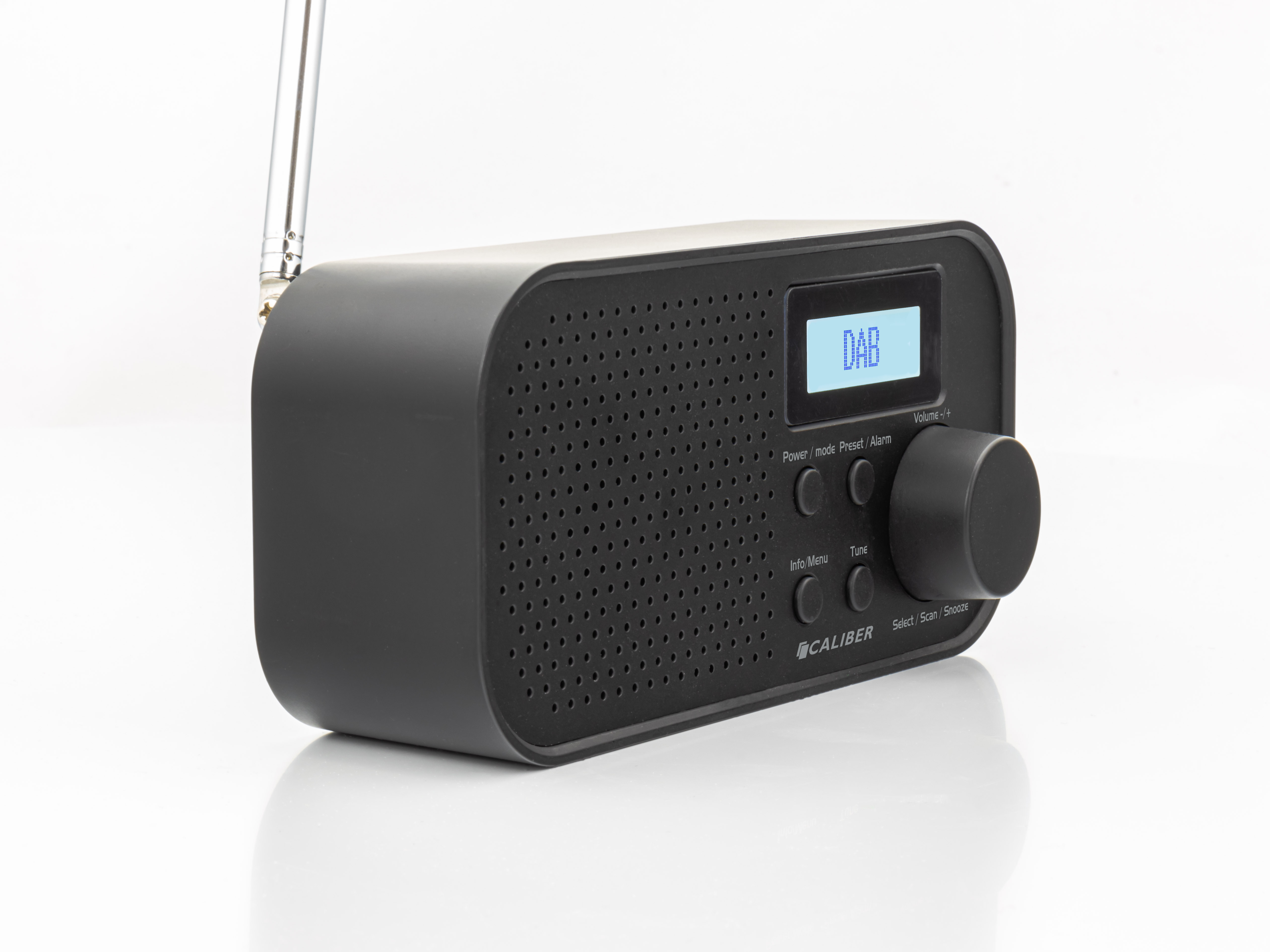 Ein schwarzes Radio mit Digitalanzeige 'DAB' und Knöpfen, ein Lautstärkeregler, auf weißem Hintergrund.