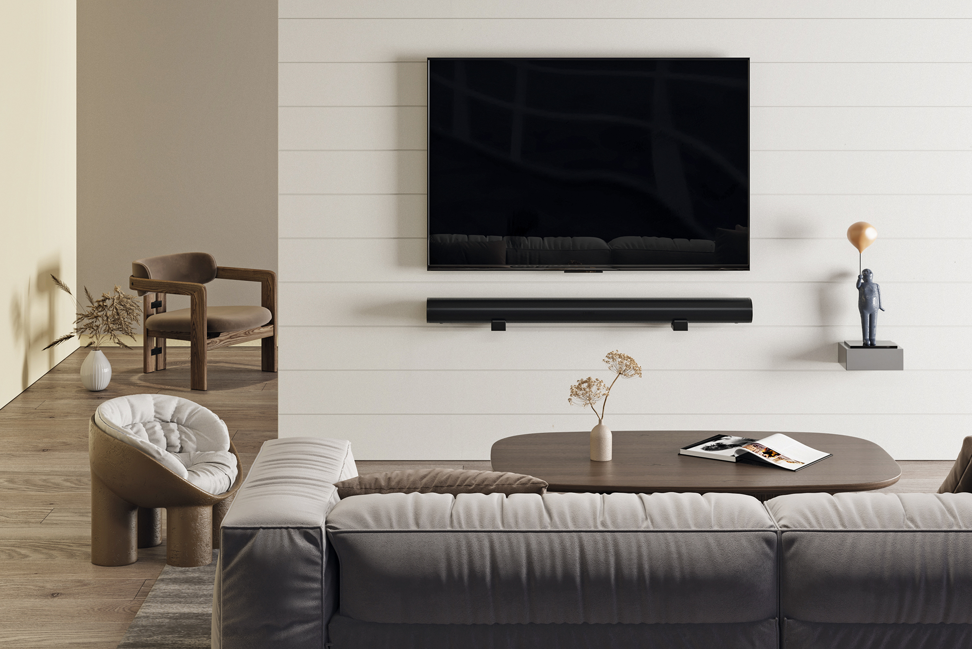 Wohnzimmer mit grauem Sofa, Fernseher an der Wand und Holzstuhl. Dekorative Elemente sind vorhanden.