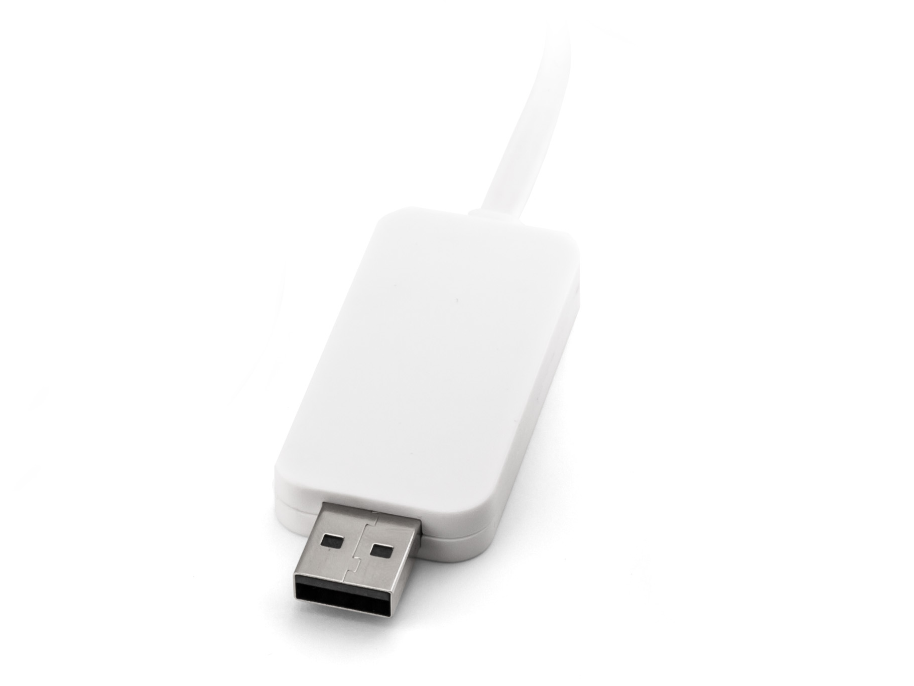 Een witte USB-adapter. Hij heeft een USB-poort aan één kant.