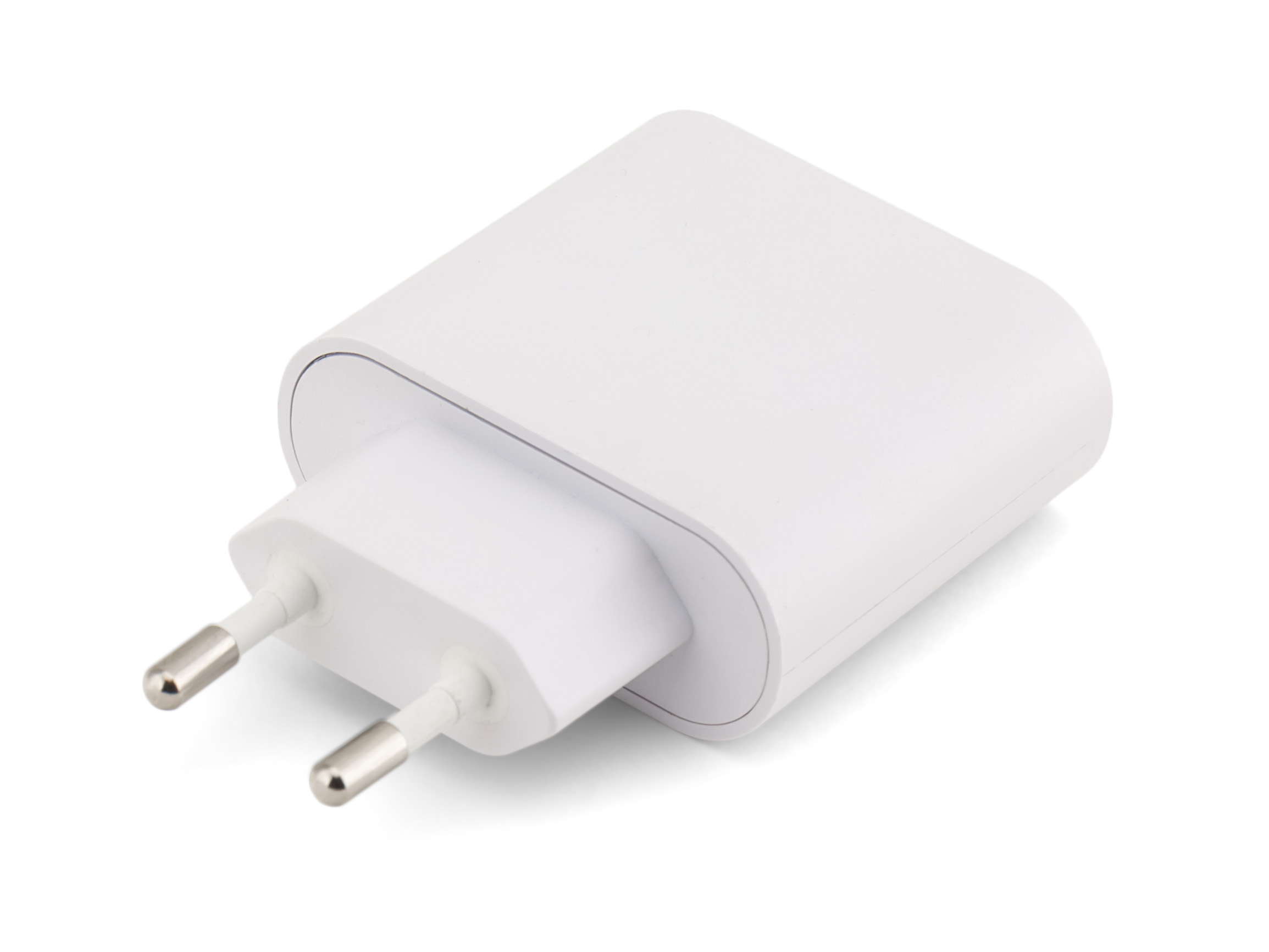 Witte telefoonladerstekker met twee pinnen, schuin, op witte achtergrond.