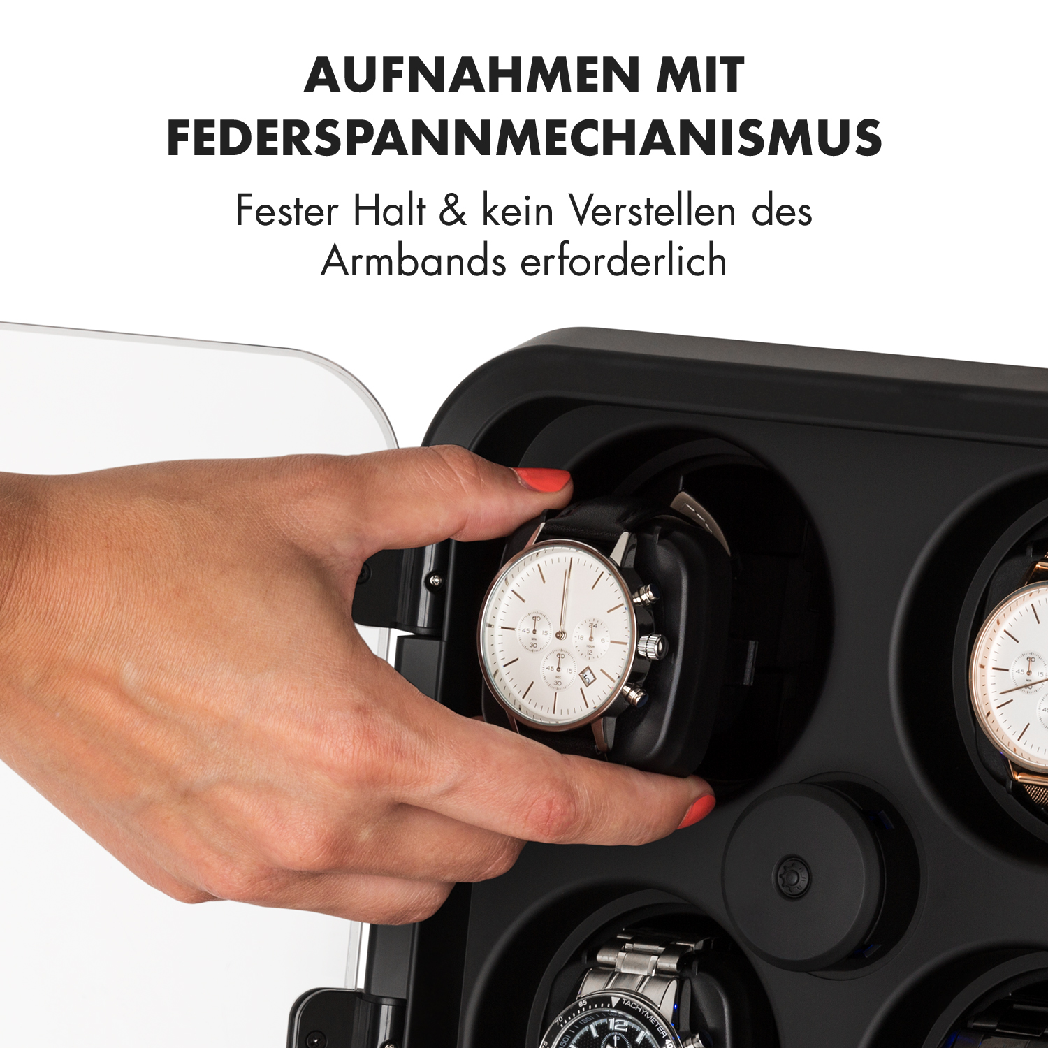 Eine Person legt eine Uhr in einen Uhrenbeweger mit Text darüber.