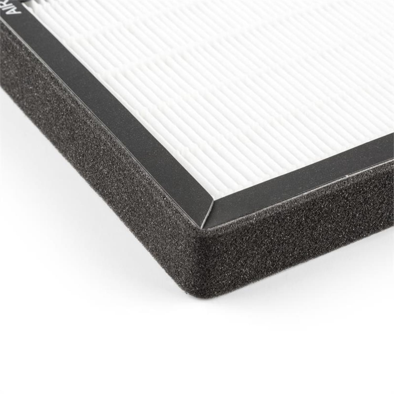 Nahaufnahme eines Luftfilters mit schwarzem Rahmen und weißem Filtermaterial.