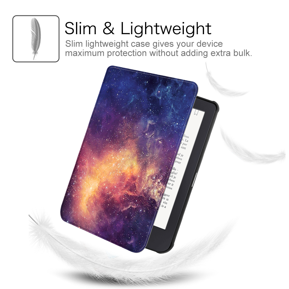 Eine Tablet-Hülle mit Galaxiemotiv und einer Federgrafik. Die Hülle ist geöffnet.