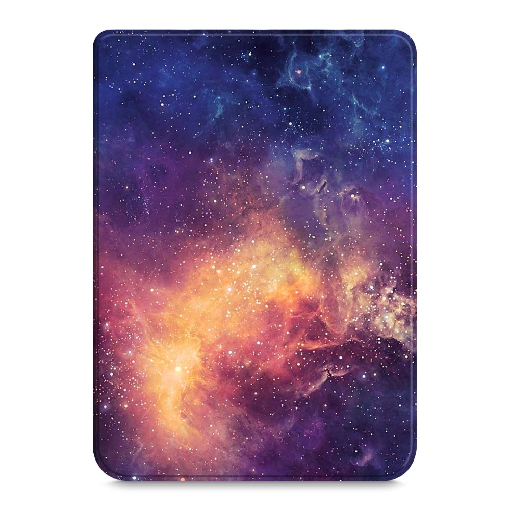 Eine Tablet-Hülle mit Galaxie-Design. Sie zeigt eine farbenfrohe Weltraumszene mit Sternen und Nebeln.