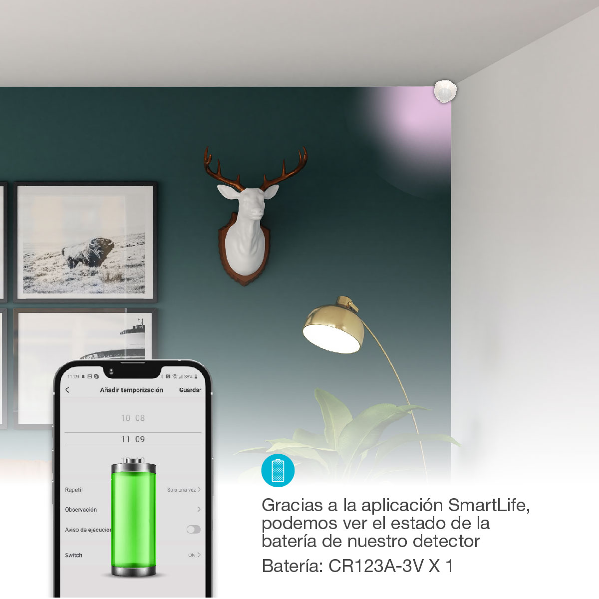 Interior de la habitación con smartphone mostrando un estado de batería, cabeza de ciervo y lámpara.