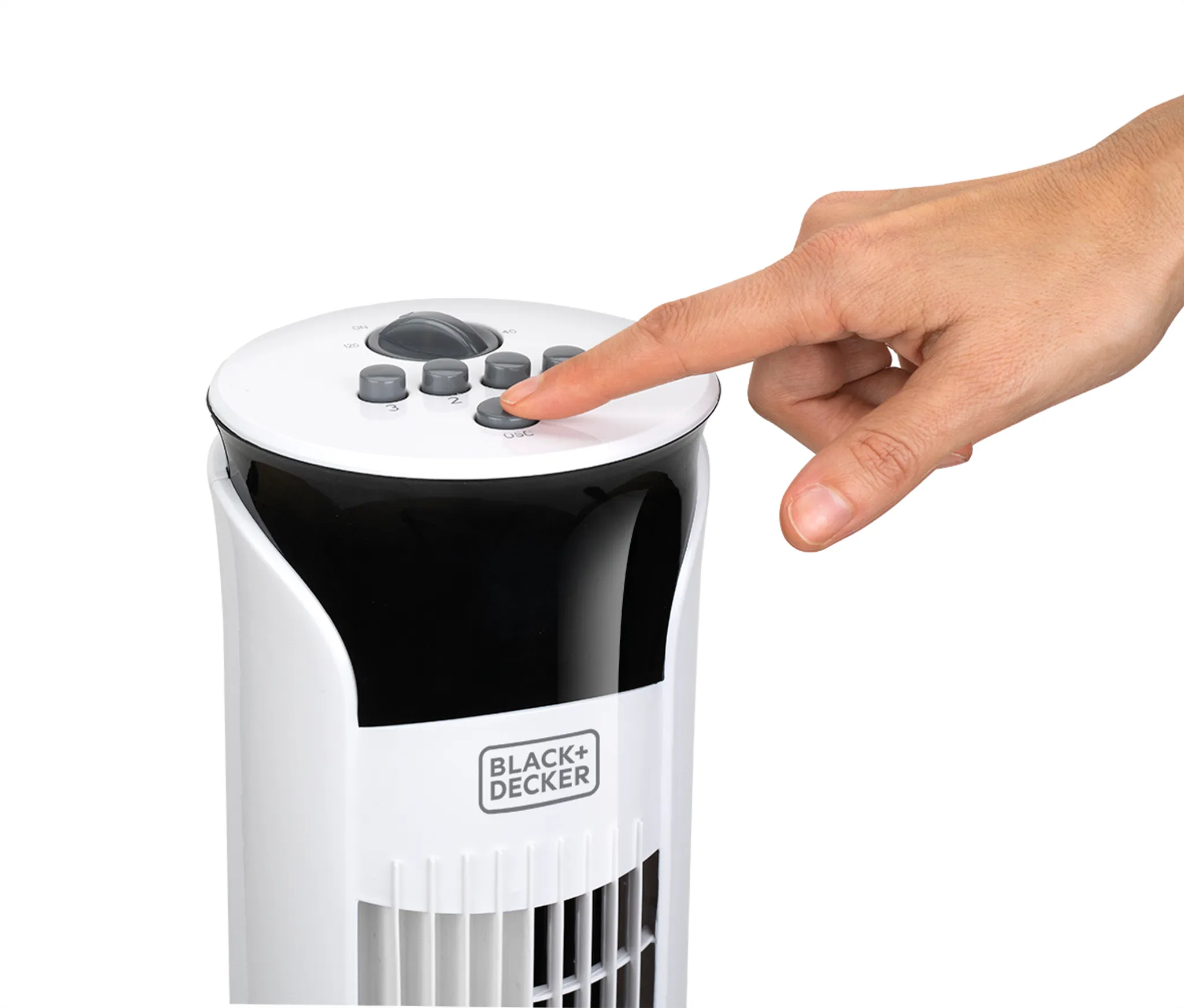 Eine Hand drückt eine Taste an einem weiß-schwarzen Turmventilator. Black+Decker Logo sichtbar.