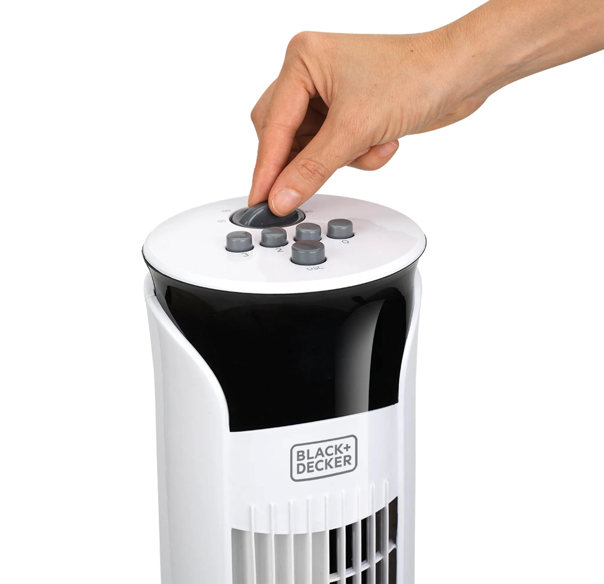 Hand dreht den Drehknopf eines Ventilators. Der Ventilator ist weiß und schwarz. Black+Decker Logo ist sichtbar.