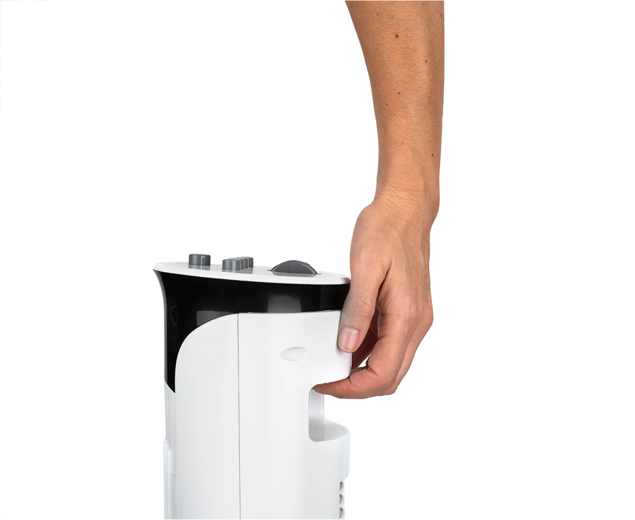Eine Hand hält einen weißen Ventilator mit schwarzem Oberteil vor weißem Hintergrund.