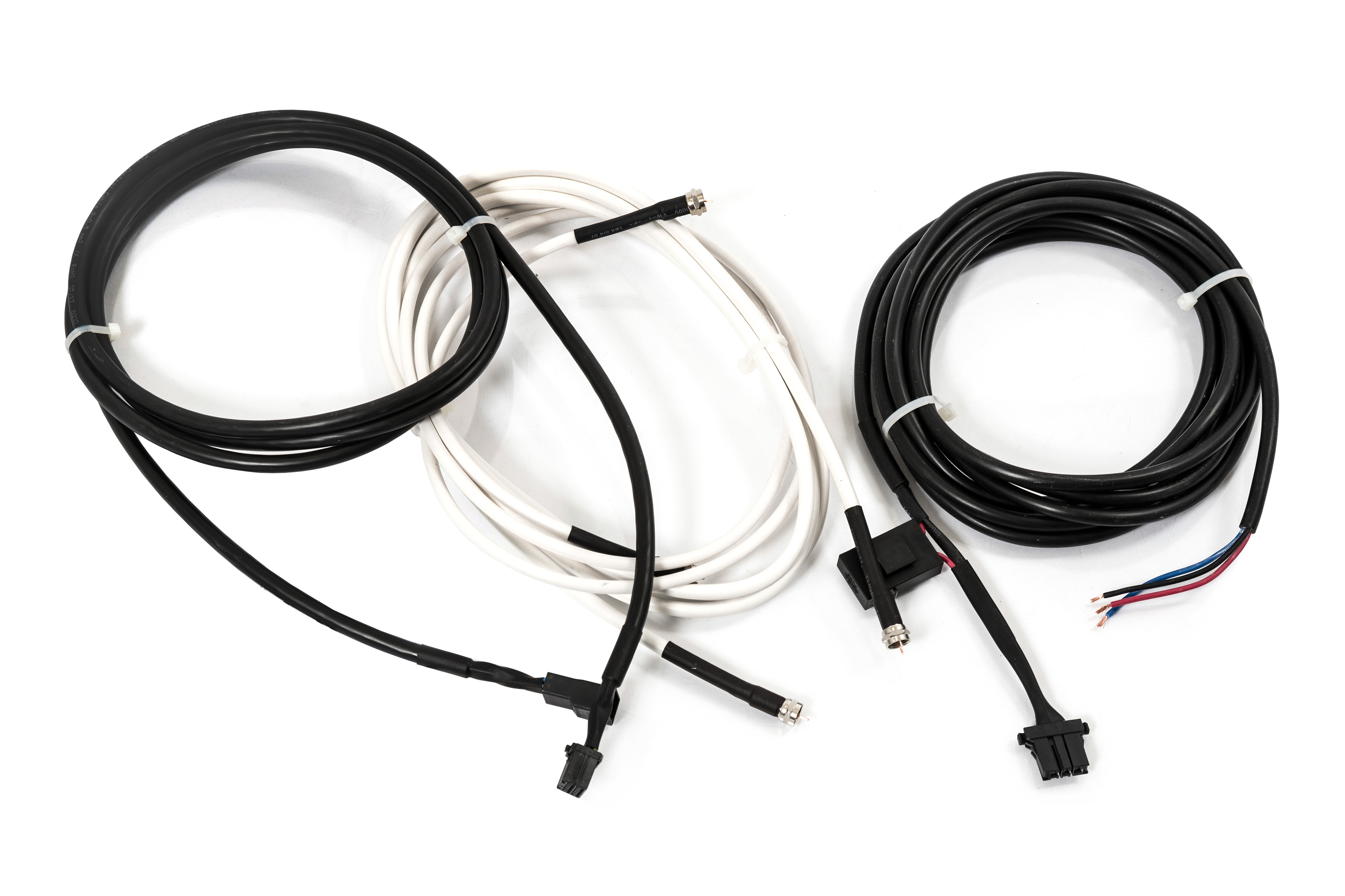 Drei schwarz-weiße Kabel. Kabel sind aufgerollt und haben Anschlüsse. Weißer Hintergrund.