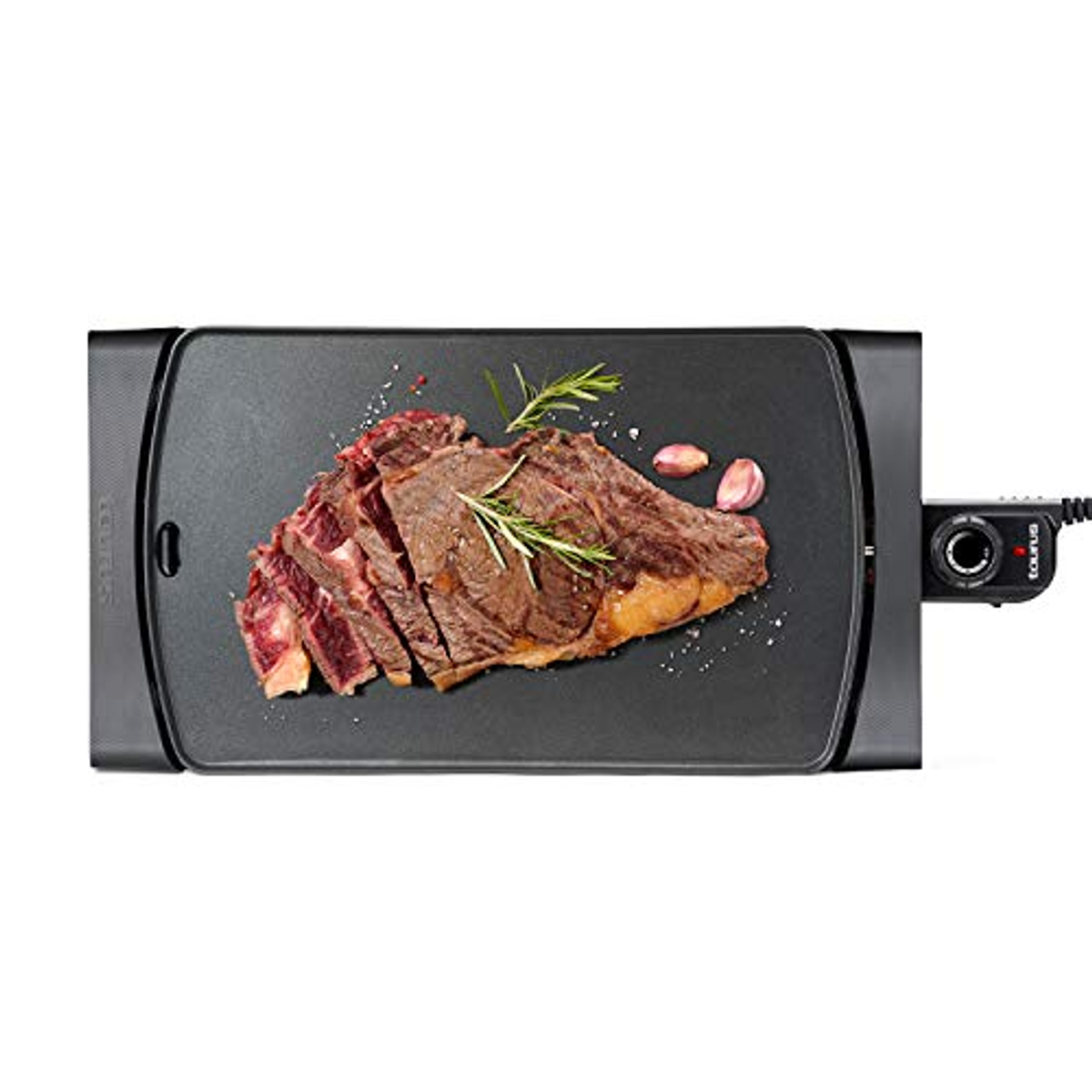 Gegrilltes Steak auf schwarzer Grillplatte mit Rosmarin und Knoblauch. Der Grill ist an.