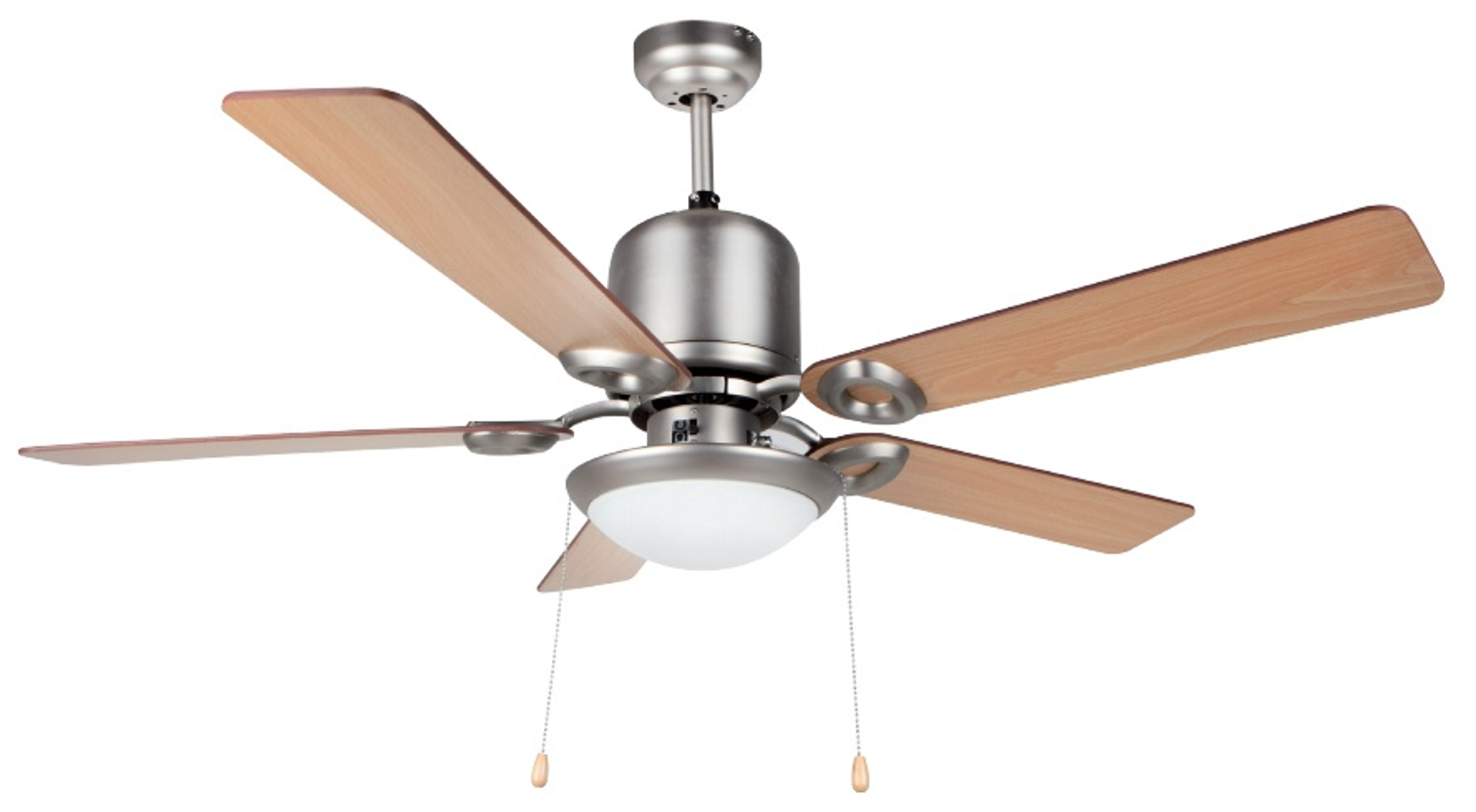 Ventilador de techo con cinco aspas de madera, carcasa del motor plateada y lámpara.