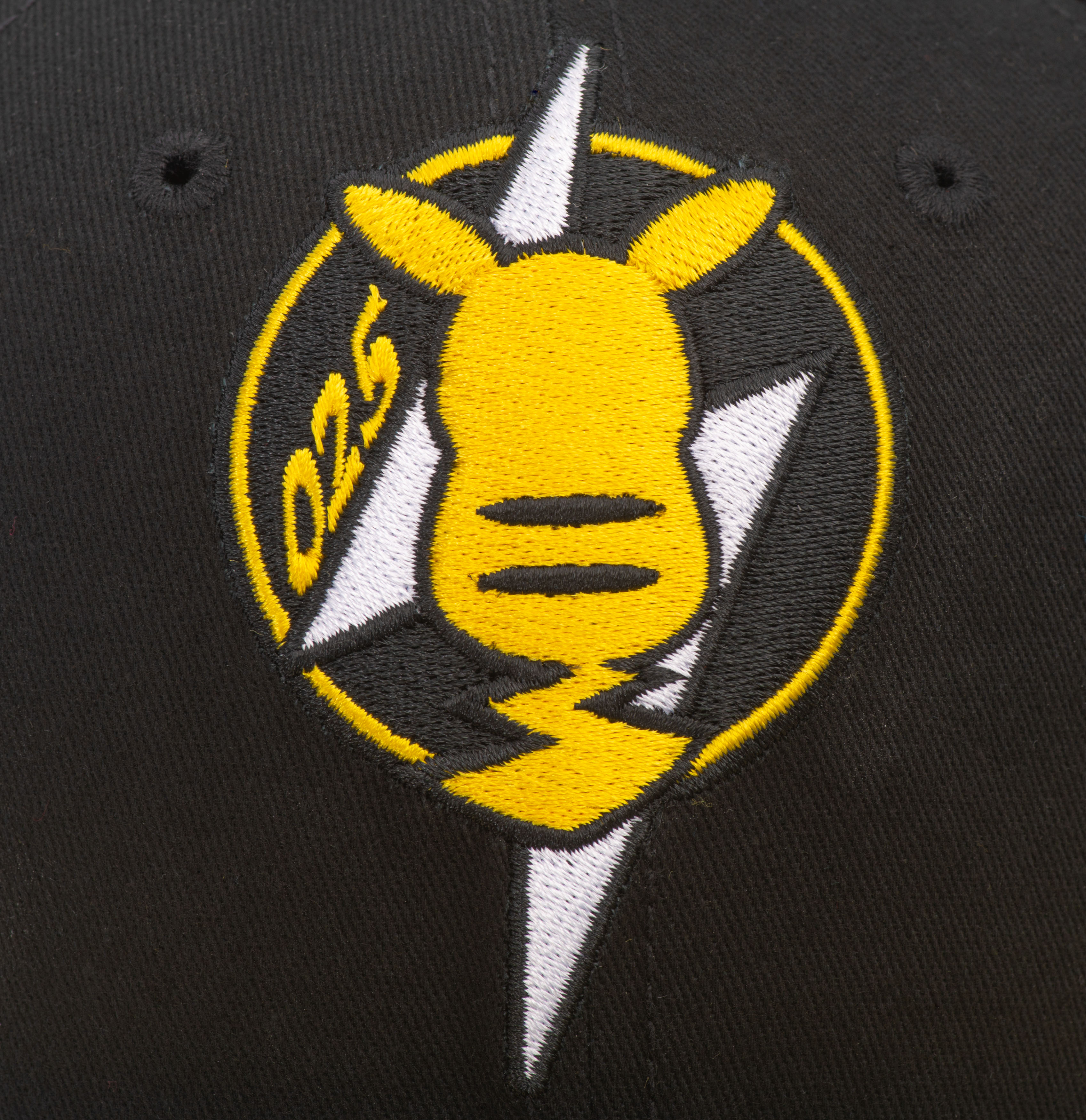 Schwarze Mütze mit gelbem Pikachu-Design und weißen Blitzen.