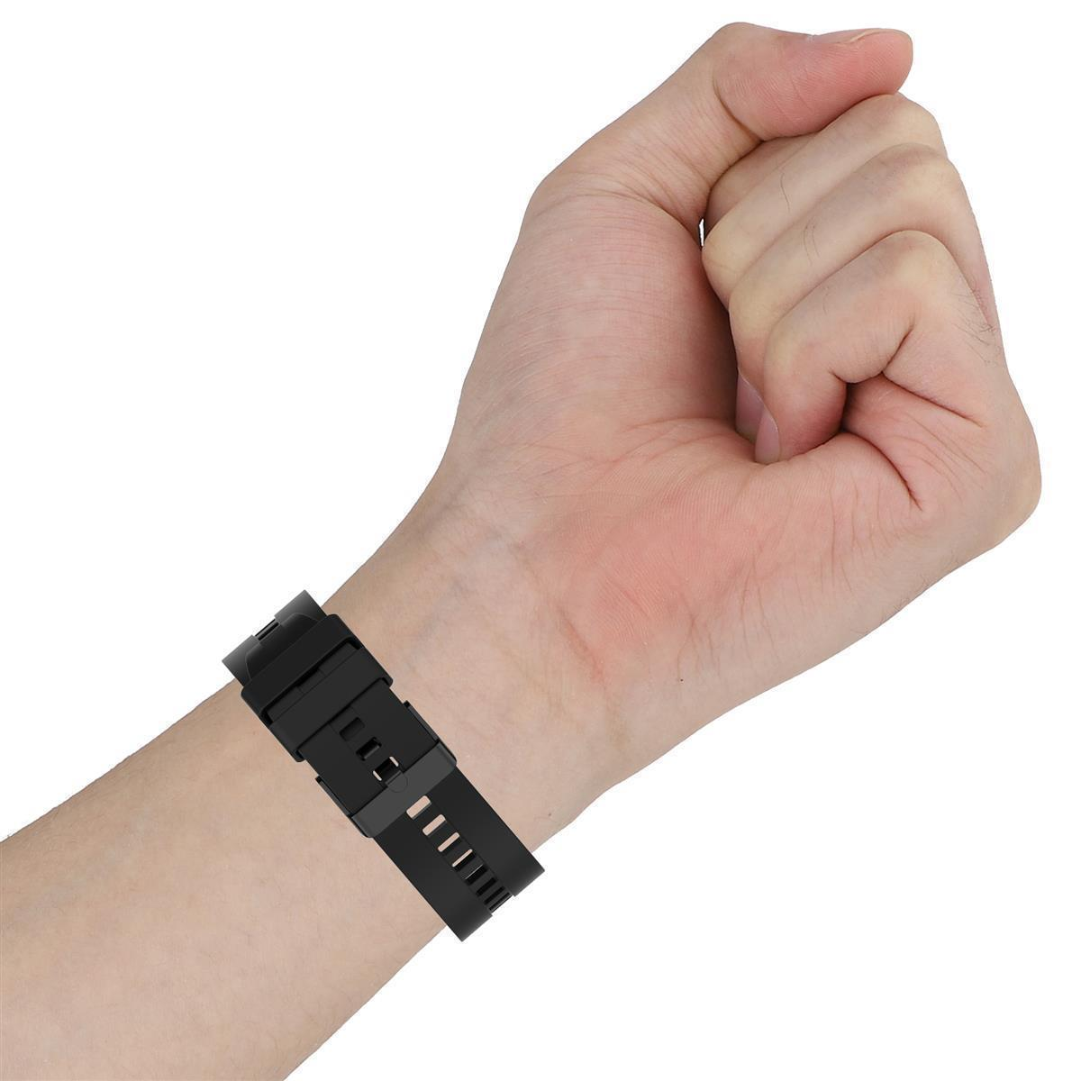 Die Hand einer Person mit einem schwarzen Uhrenarmband, das um das Handgelenk befestigt ist.