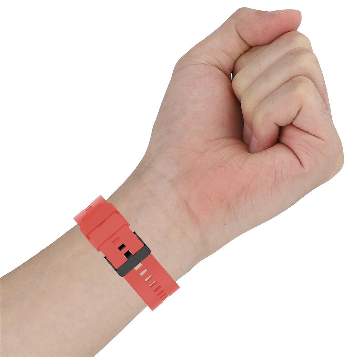 Rotes Armband mit schwarzer Schnalle, an einer Hand befestigt. Der Riemen ist sichtbar.