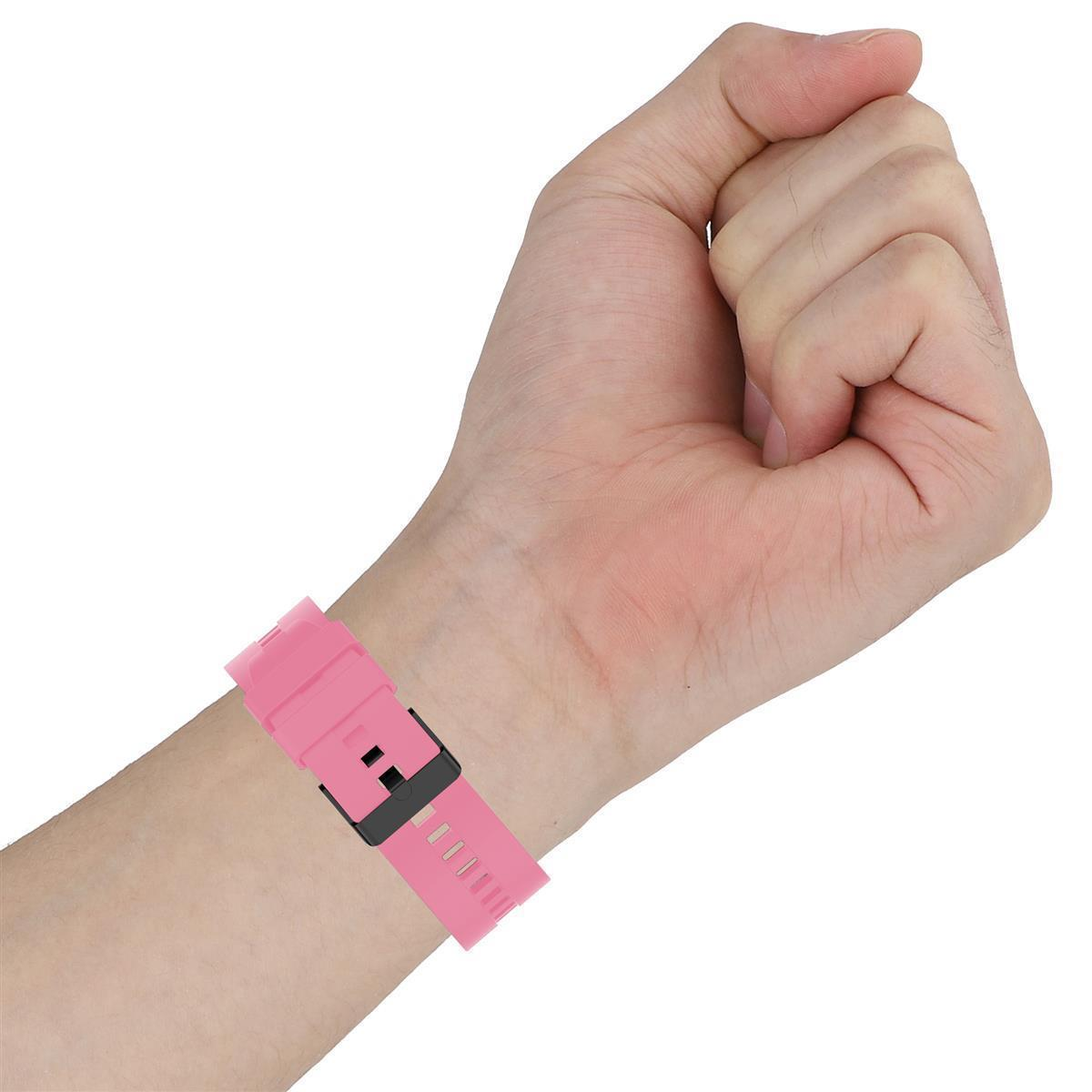 Die Hand einer Person, die ein rosa Uhrenarmband mit einer schwarzen Schnalle trägt.