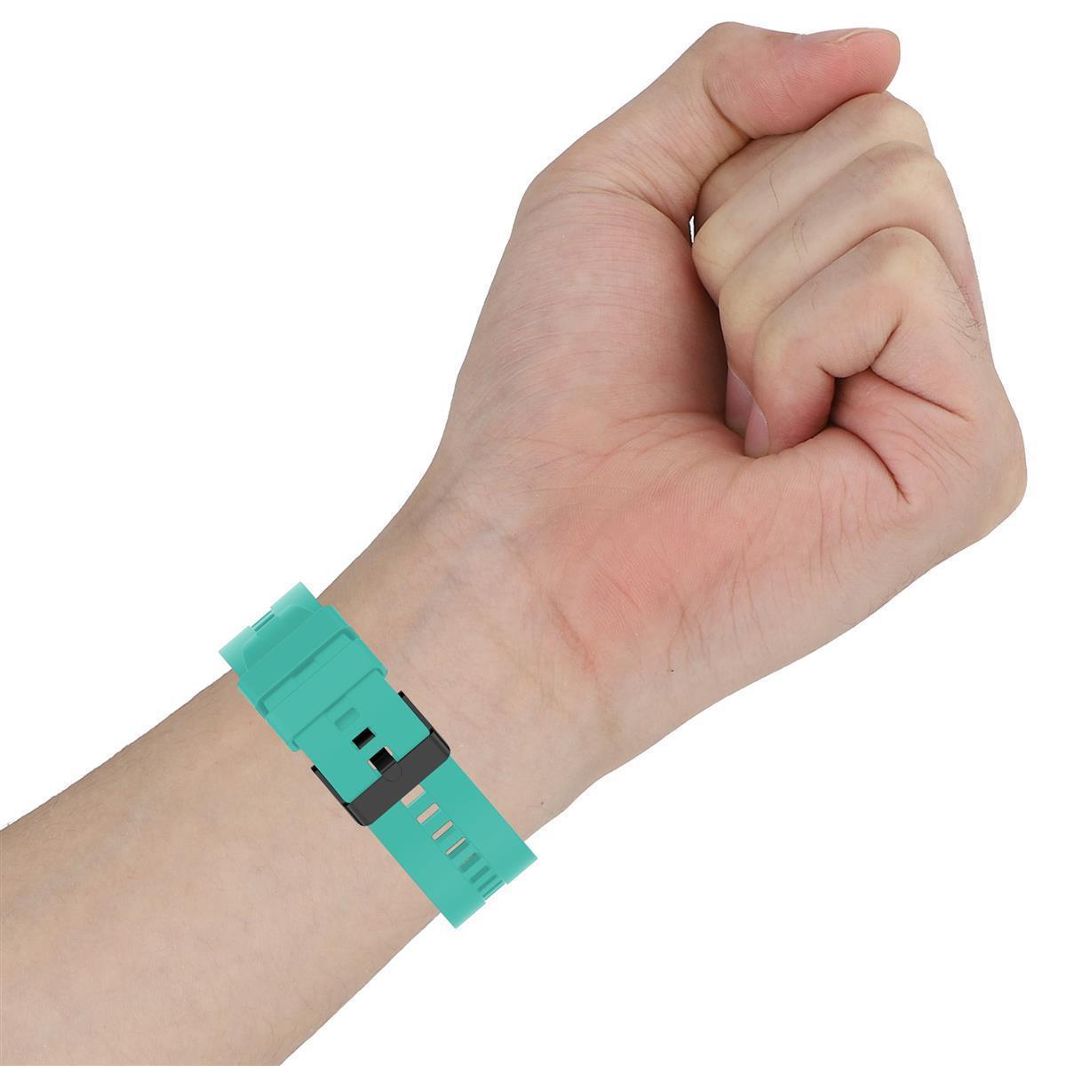 Ein Handgelenk mit einem türkisfarbenen Uhrenarmband.