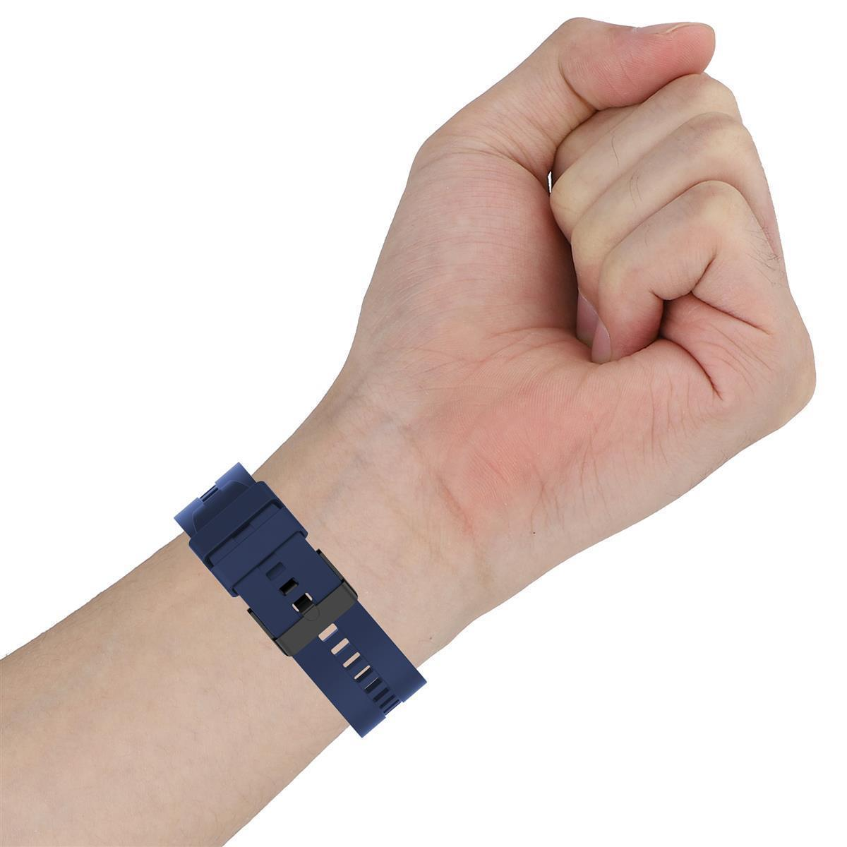 Ein Handgelenk mit blauem Armband und schwarzem Verschluss. Die Hand ist leicht geöffnet.