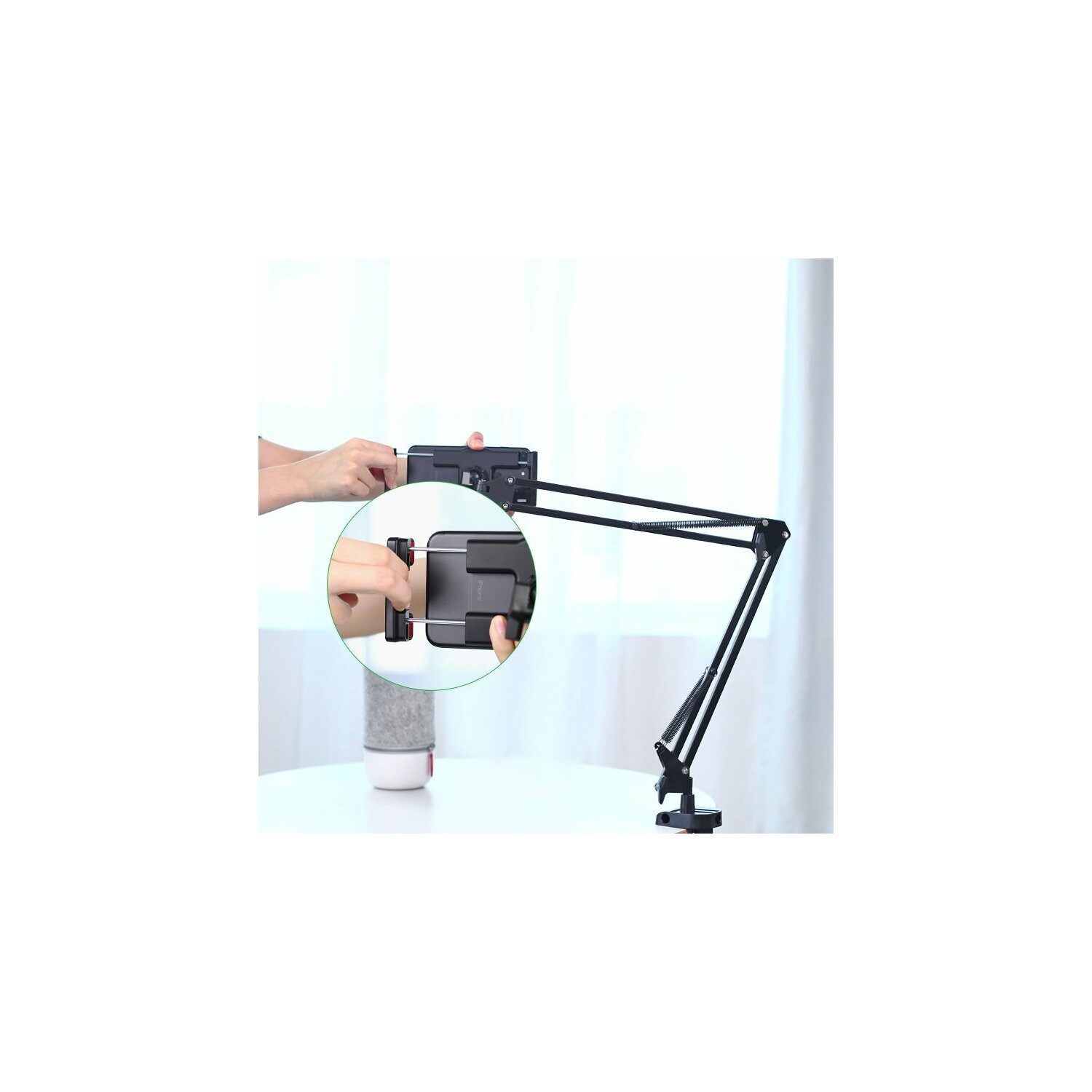 Czarny ramię uchwytu na telefon z dołączonym telefonem. Ręce regulują telefon w uchwycie.